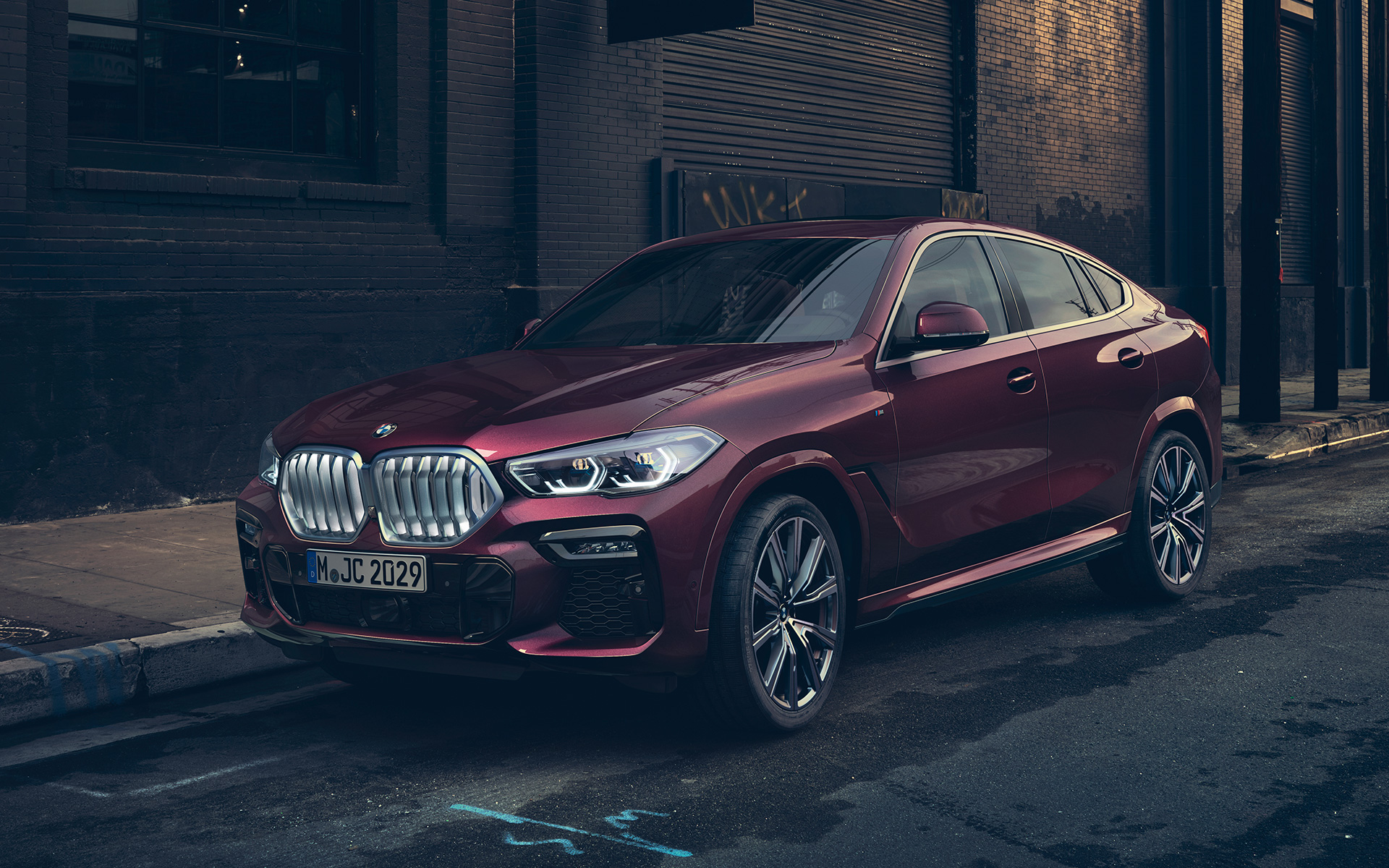 Trijų ketvirčių vaizdas iš priekio, BMW X6 Individual (G06) 2019 BMW X6 Individual (G06) 2019 metalizuotos Ametrine spalvos trijų ketvirčių vaizdas iš priekio