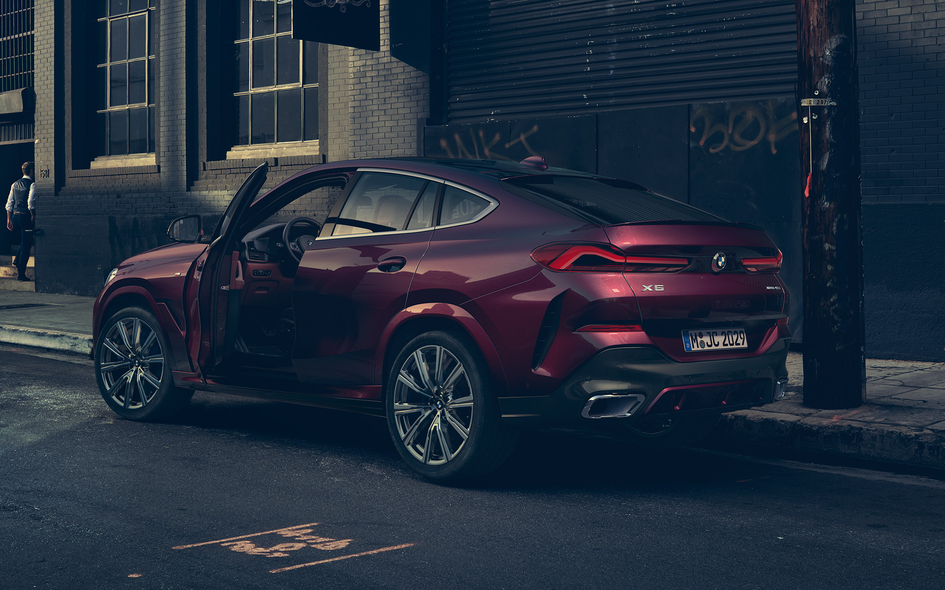 Trijų ketvirčių vaizdas iš galo, BMW X6 Individual (G06) 2019 BMW X6 Individual (G06) 2019 metalizuotos Ametrine spalvos trijų ketvirčių vaizdas iš galo