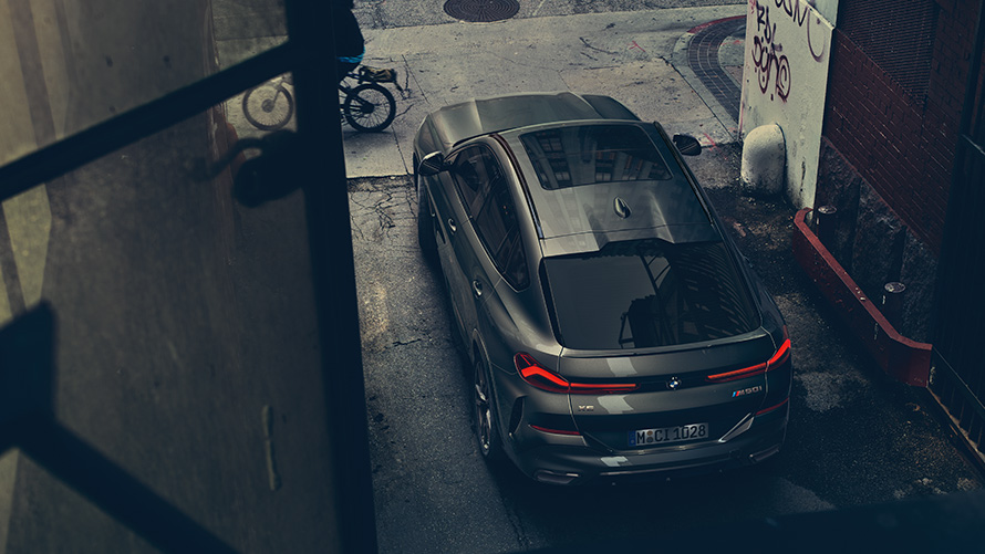 BMW X6 parkavimo vaizdas iš paukščio skrydžio BMW X6 parkavimo vaizdas iš paukščio skrydžio