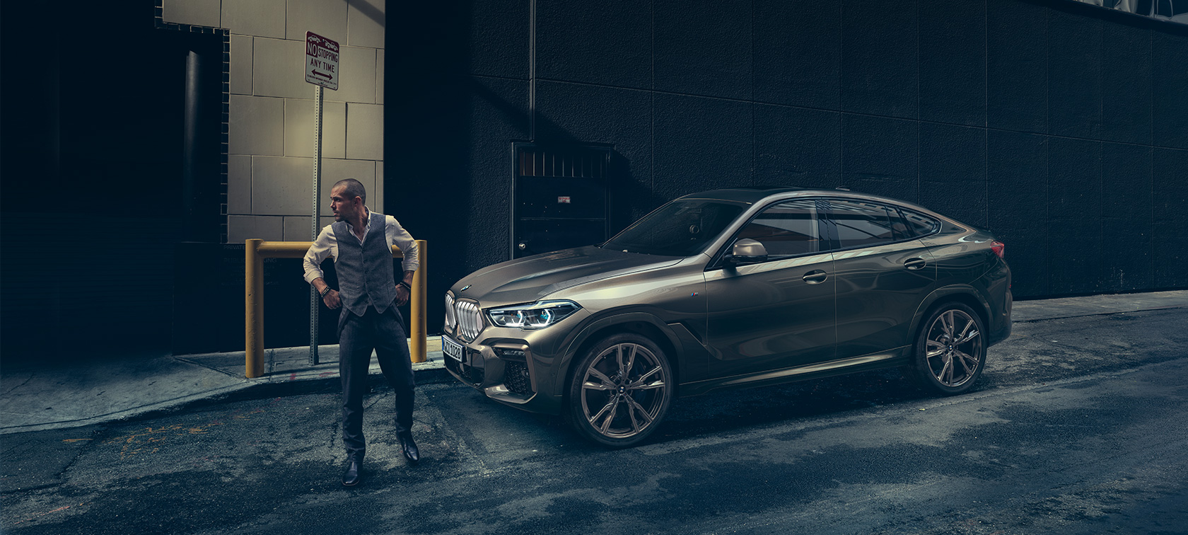 BMW X6 (G06) 2019 metalizuotos Manhatten spalvos trijų ketvirčių vaizdas iš priekio