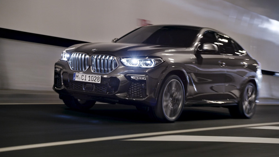 Trijų ketvirčių vaizdas iš priekio, BMW X6 (G06) 2019 BMW X6 (G06) 2019 miesto fone važiuojančio automobilio trijų ketvirčių vaizdas iš priekio