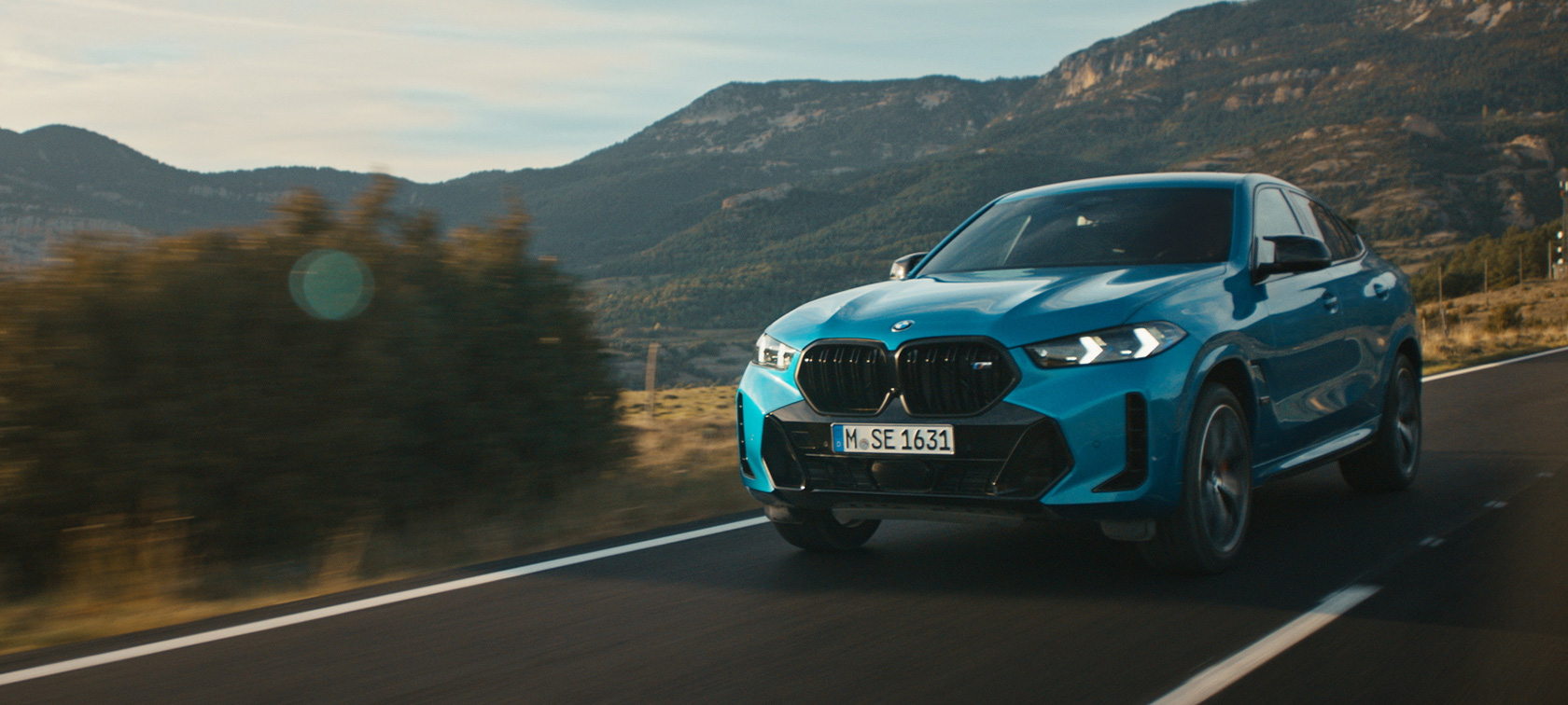 Vaizdo įrašas apie vairavimo dinamiką BMW X6 G06 LCI BMW X6 G06 LCI vaizdo įrašas apie vairavimo dinamiką
