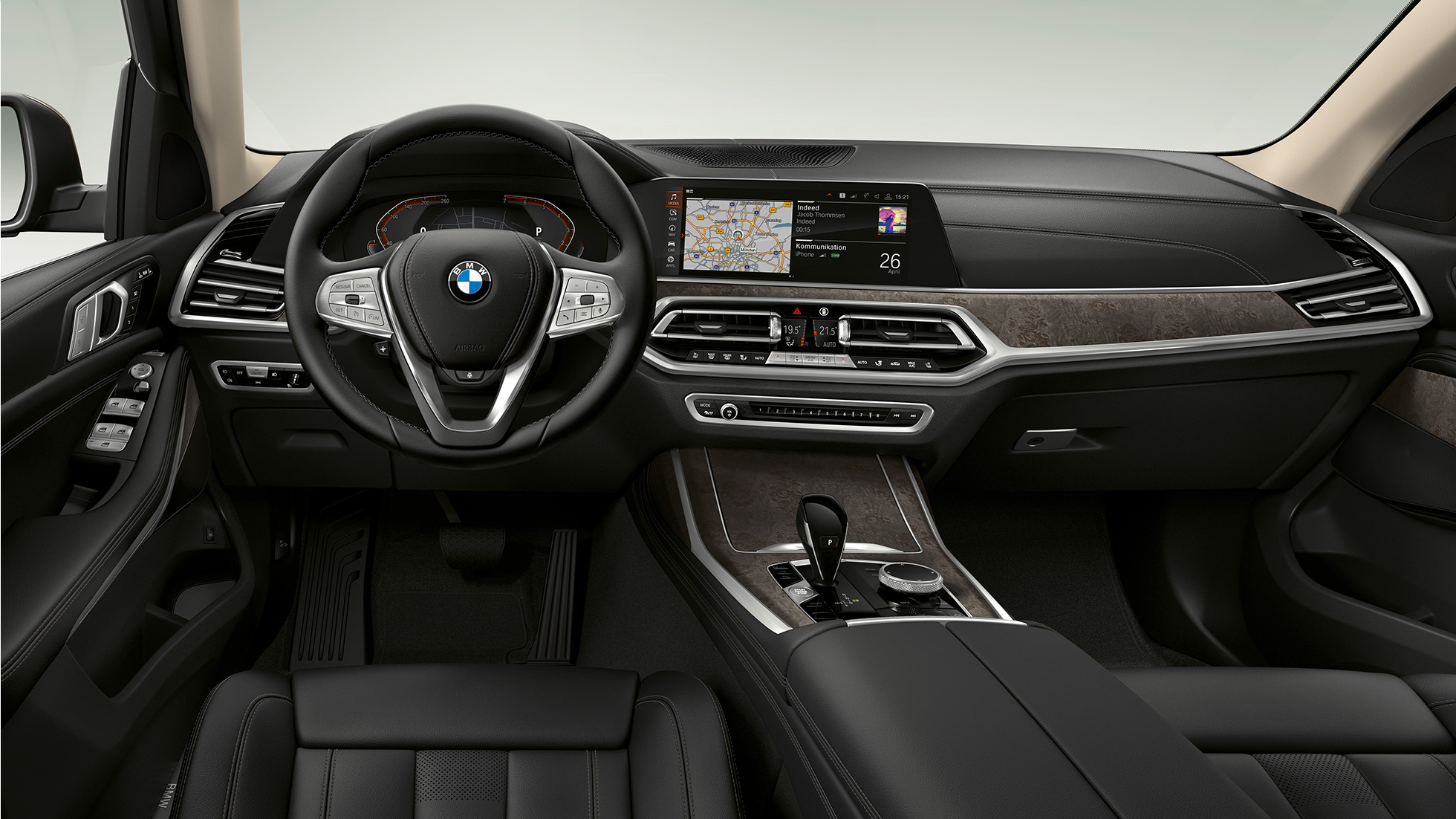 BMW X7, Standard equipment cockpit Frontal close-up of the driver's cockpit of the BMW X7 with standard equipment features