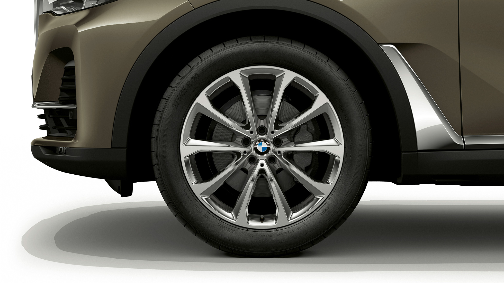 BMW X7, standard equipment light alloy wheel Close-up of the light alloy wheel of the BMW X7 with standard equipment features