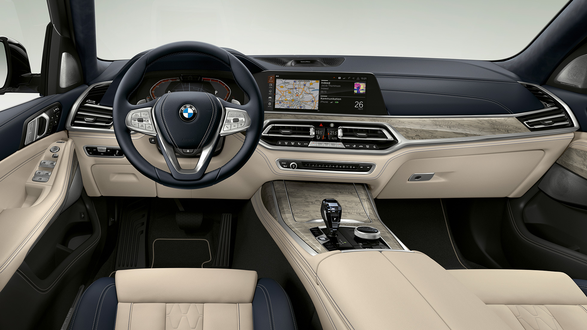 BMW X7, Design Pure Excellence cockpit Frontal close-up of the driver's cockpit of the BMW X7 with Design Pure Excellence features