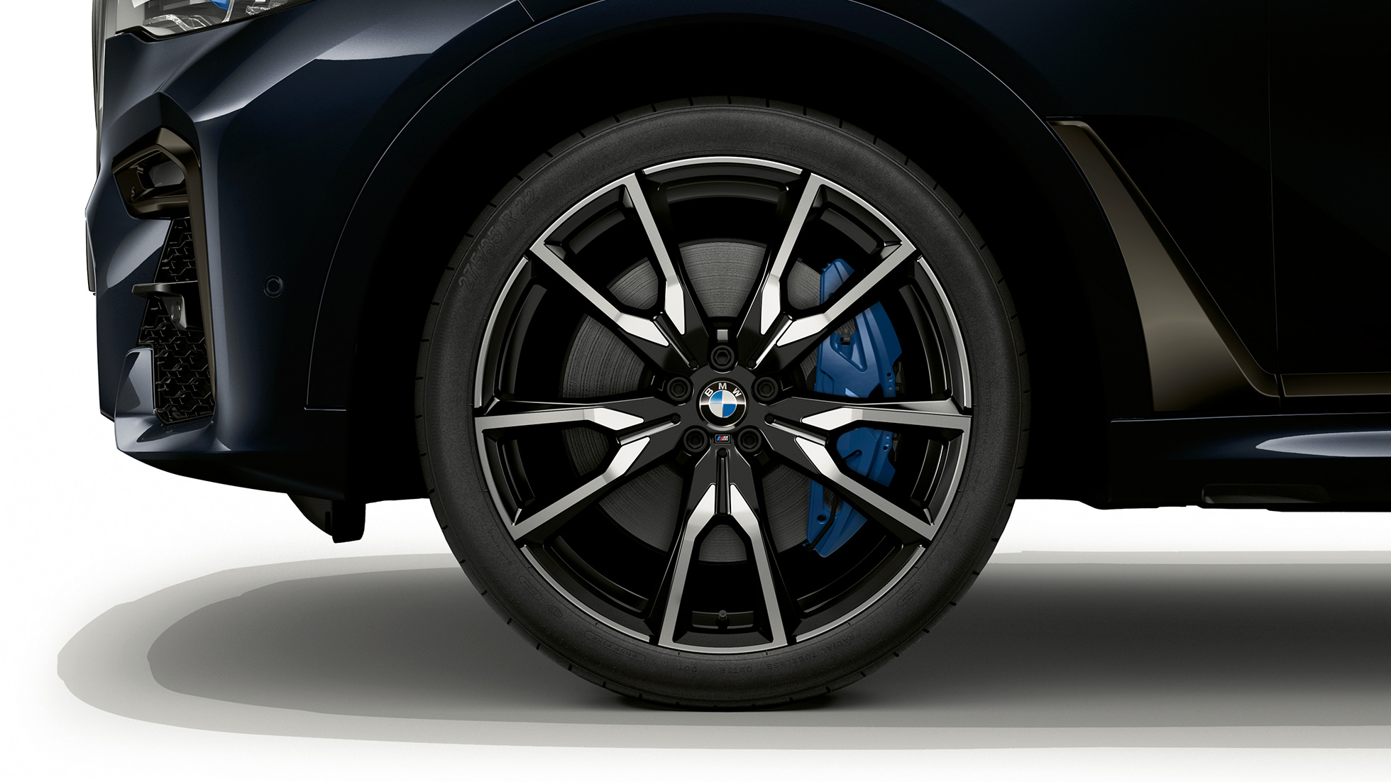 BMW X7, BMW Individual X7 40i xDrive light alloy wheel Close-up of the light alloy wheel of the BMW X7 with BMW Individual X7 40i xDrive features