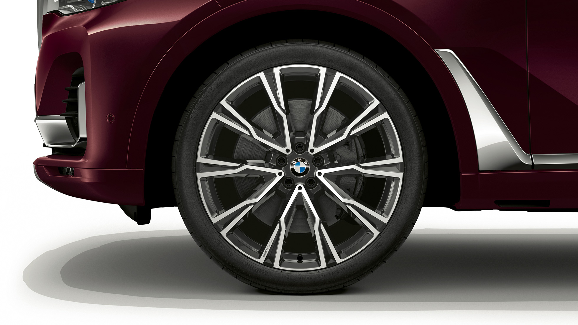 BMW X7, M Sport Package light alloy wheel Close-up of the light alloy wheel of the BMW X7 with M Sport Package features