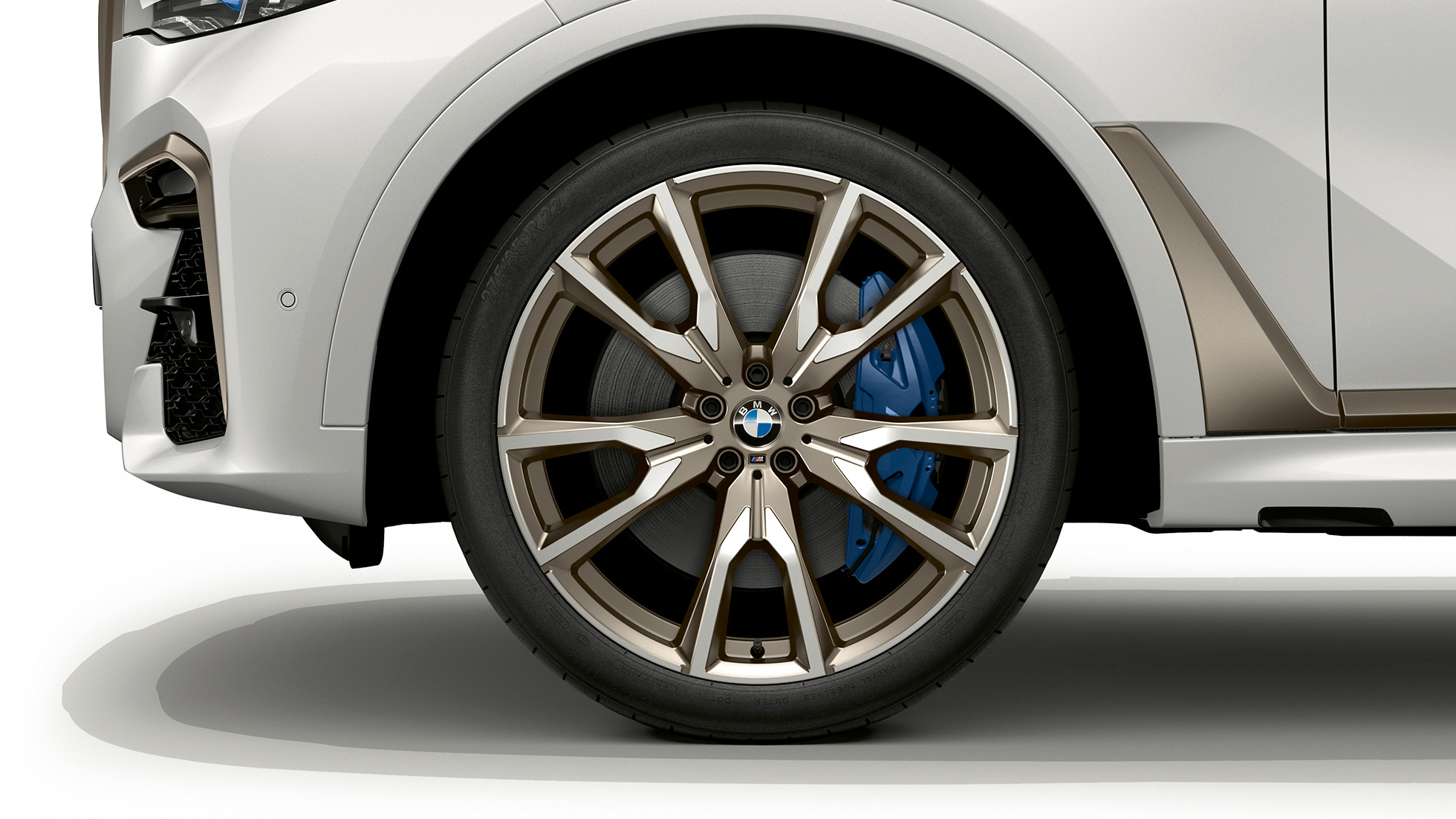 BMW X7, BMW X7 M50d light alloy wheel Close-up of the light alloy wheel of the BMW X7 with BMW X7 M50d features