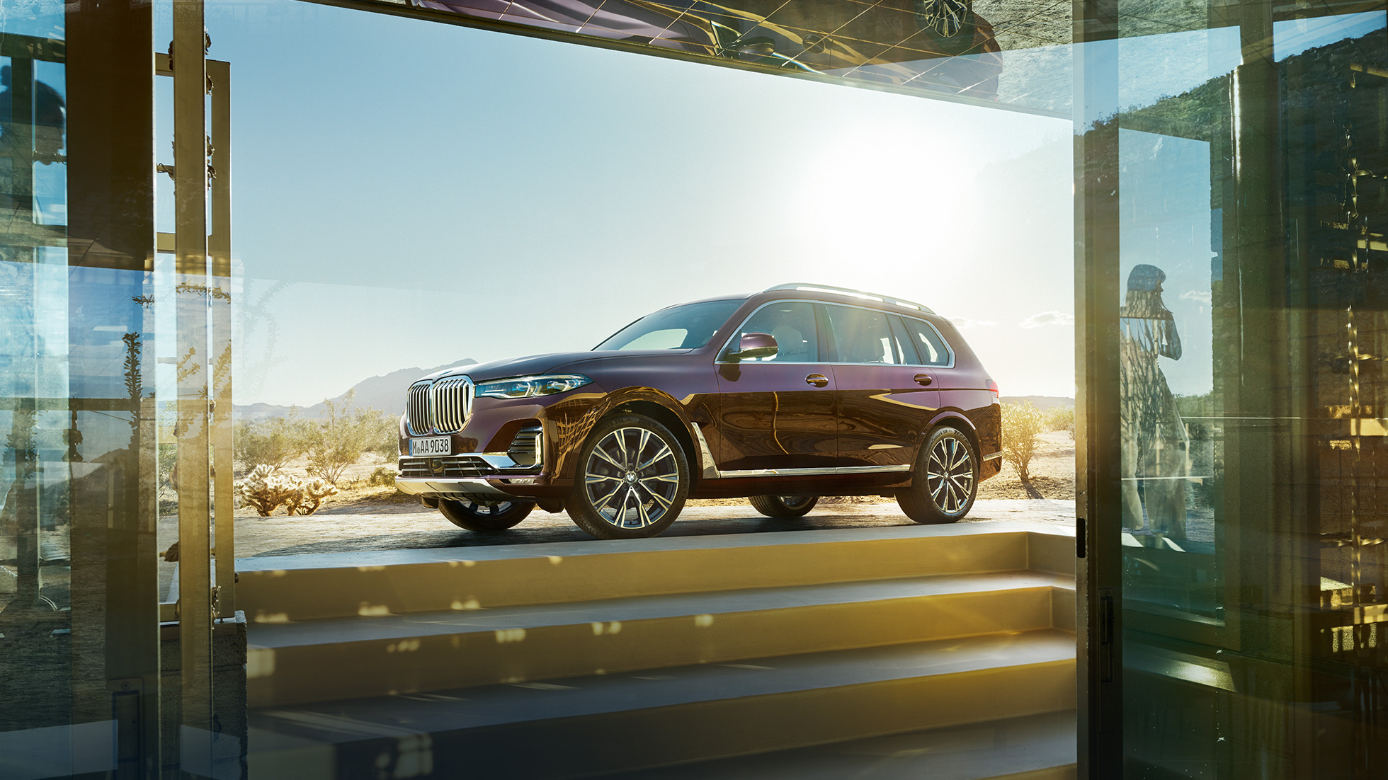 BMW Individual X7 xDrive40i vaizdas iš šono BMW X7 Ametrin metaliko spalvos, stovinčio automobilio vaizdas iš šono, G07 2019