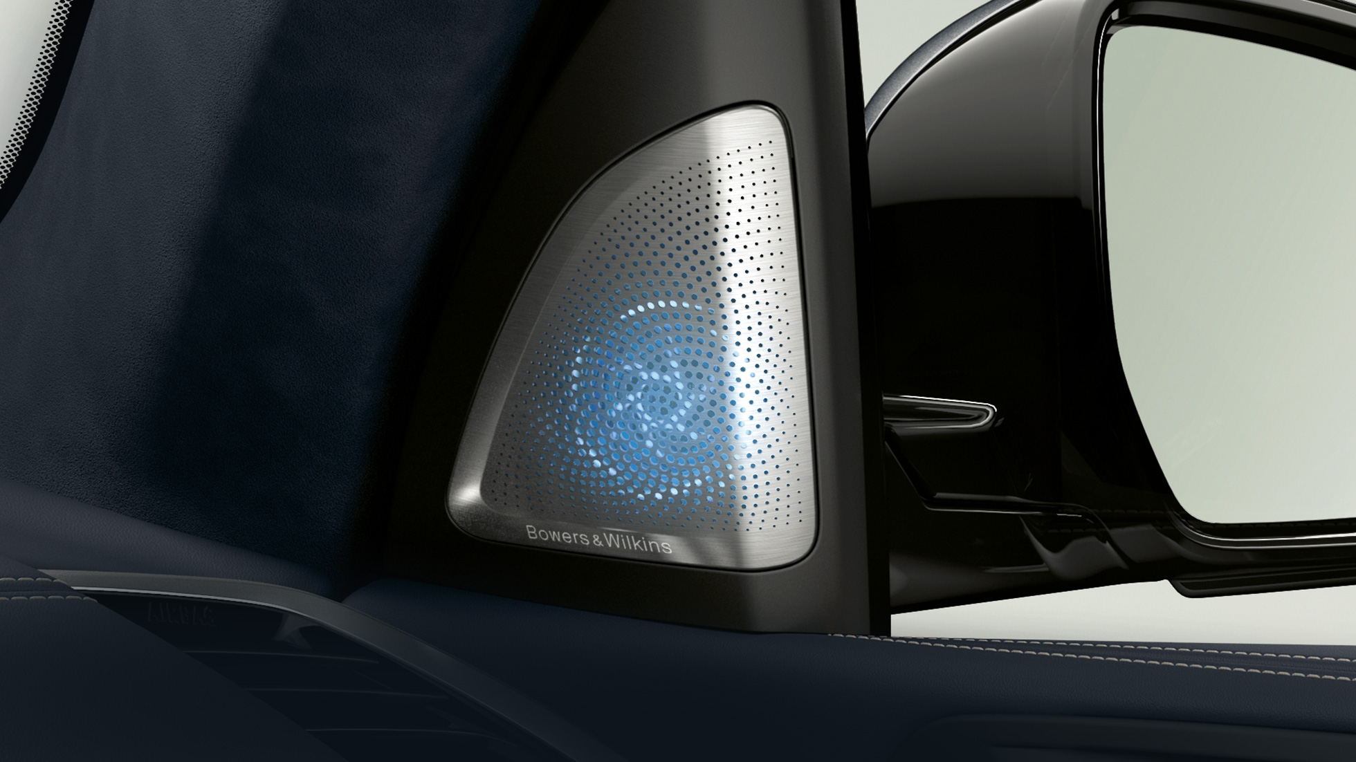 Bowers & Wilkins Diamond erdvinio garso sistema Bowers & Wilkins: priartintas deimantinio erdvinio garsiakalbio vaizdas