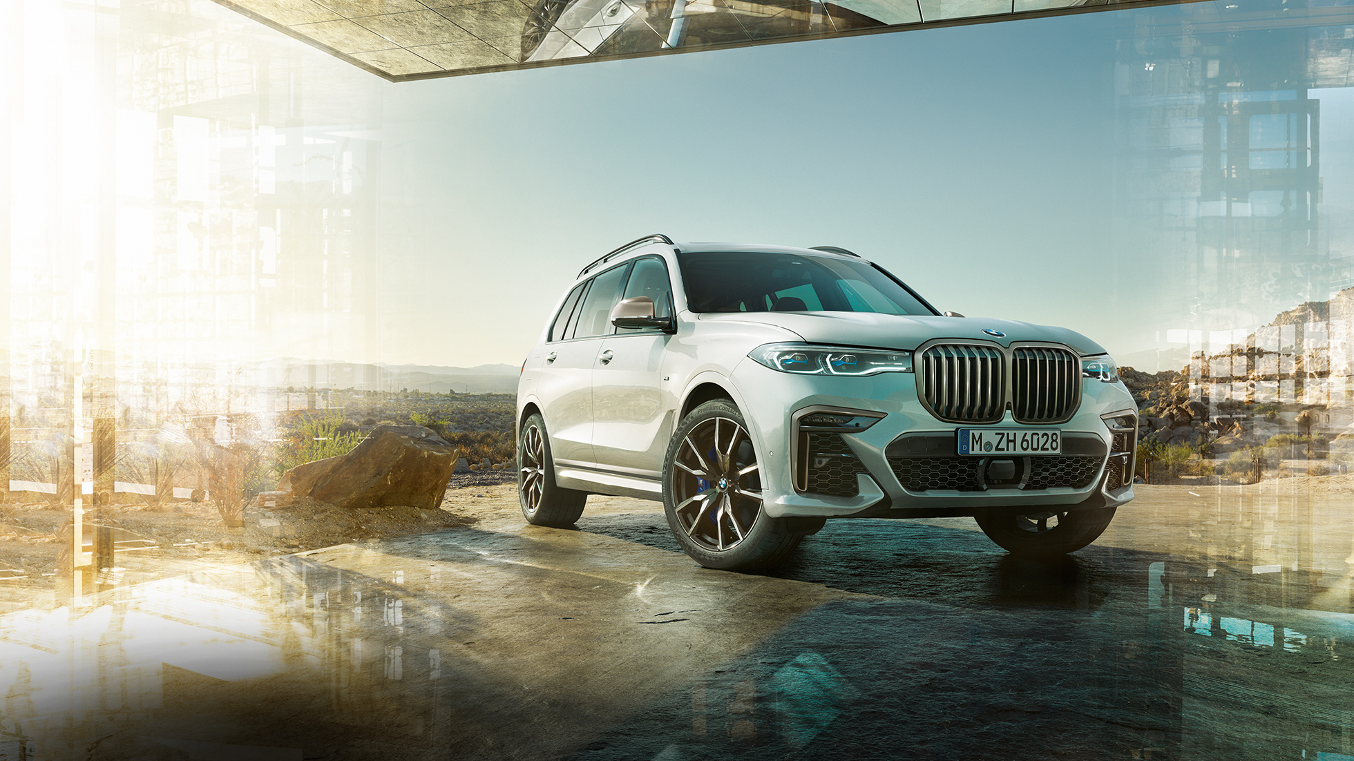 BMW X7 M50d, trijų ketvirčių automobilio vaizdas iš priekio BMW X7 M50d: stovinčio balto BMW X7 trijų ketvirčių vaizdas iš priekio