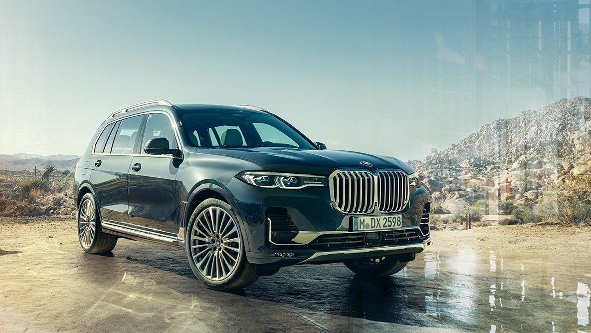 BMW X7 eksterjeras, trijų ketvirčių vaizdas iš priekio BMW X7 eksterjeras: trijų ketvirčių vaizdas iš priekio dykumos fone