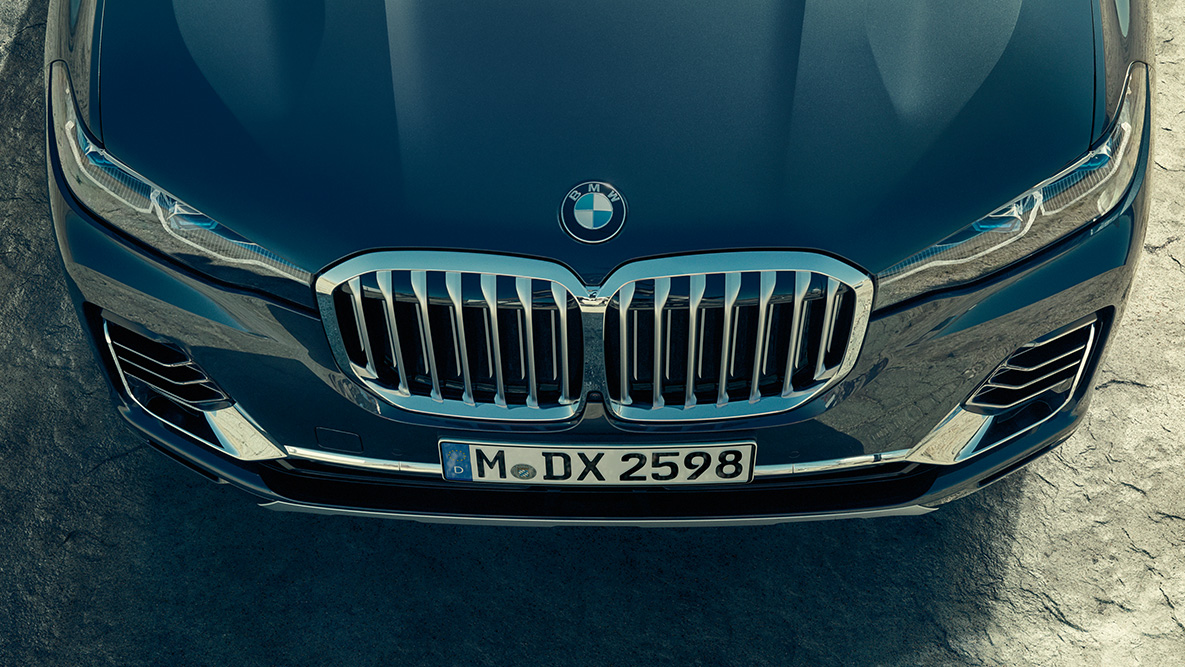 BMW X7 grotelės BMW grotelės: BMW X7 priekio vaizdas kampu iš viršaus
