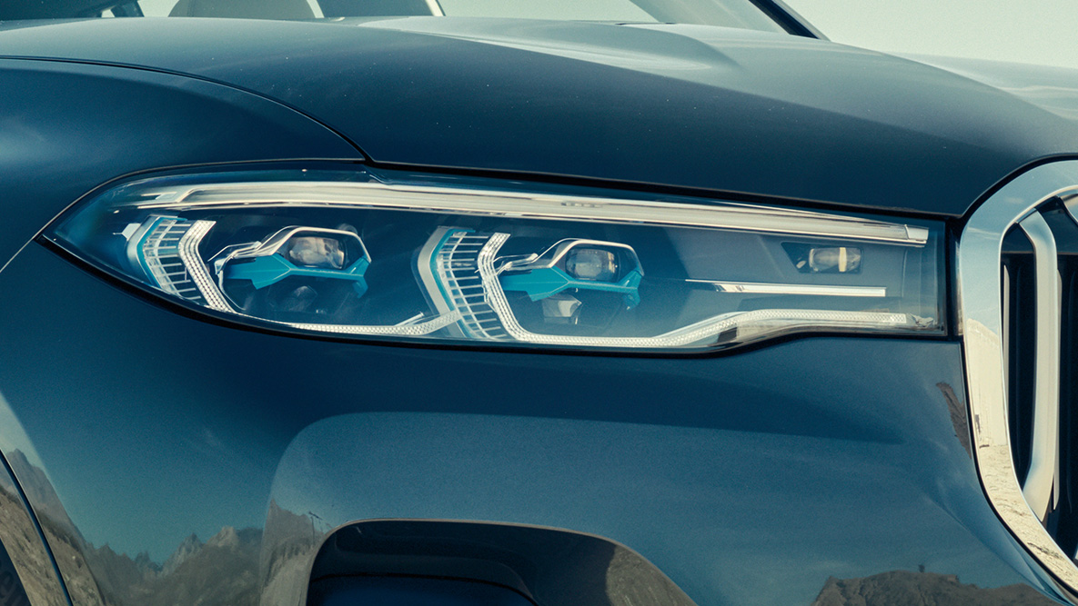 BMW lazeriniai žibintai BMW lazeriniai žibintai: priartintas BMW X7 trijų ketvirčių vaizdas iš priekio