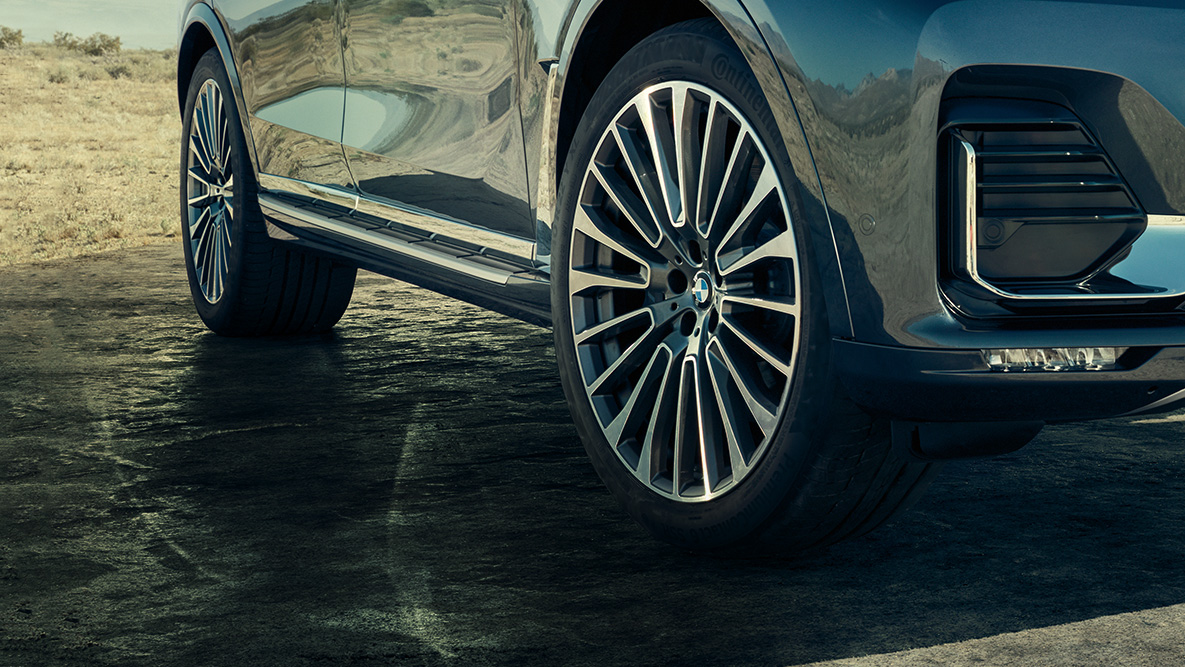 22 colių lengvojo lydinio ratlankiai 22 colių lengvojo lydinio ratlankiai: BMW X7 trijų ketvirčių vaizdas iš priekio, fokusuojant į ratlankius