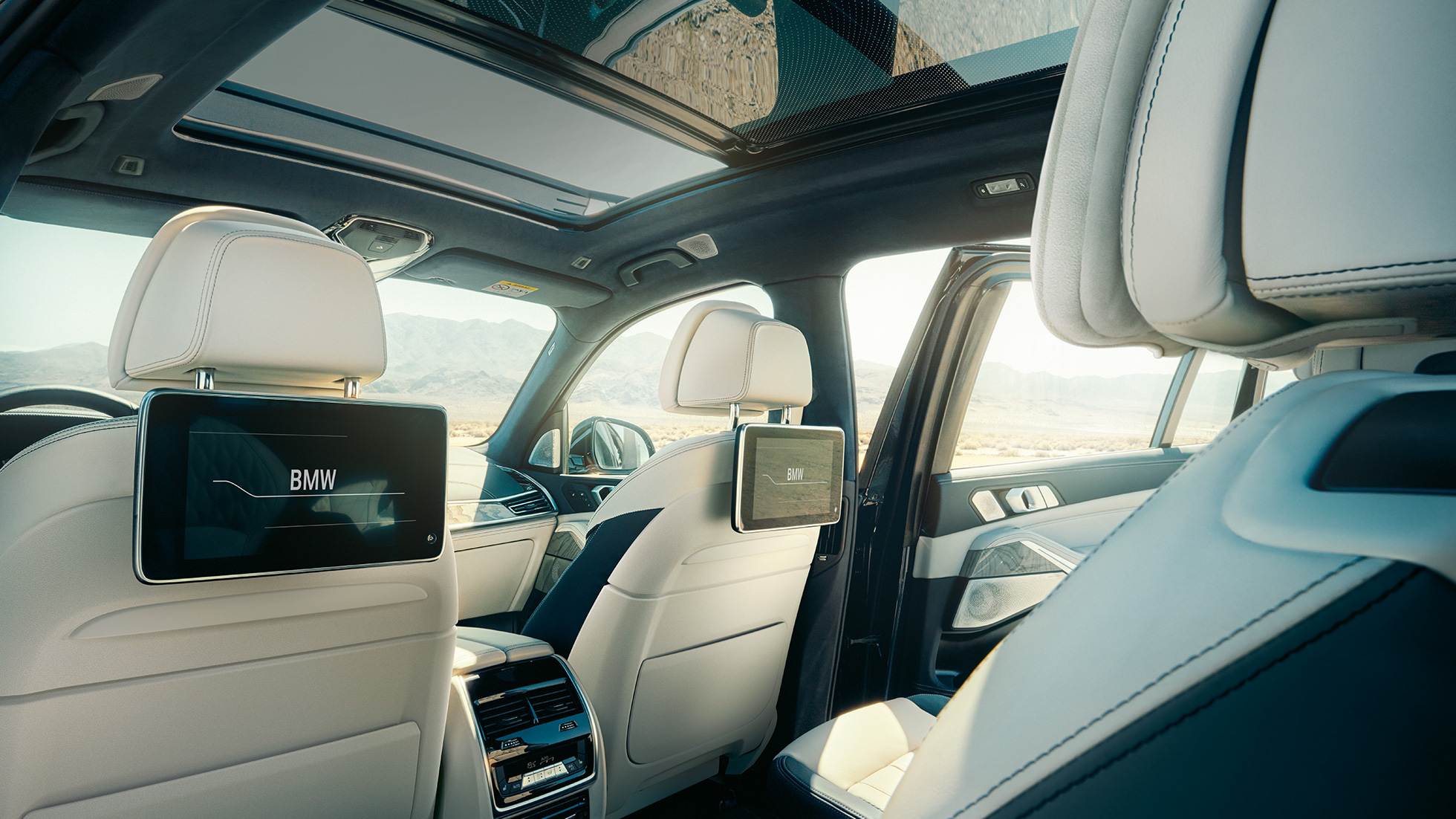 BMW X7 interjeras BMW X7 interjeras: iš trečios sėdynių eilės perspektyvos