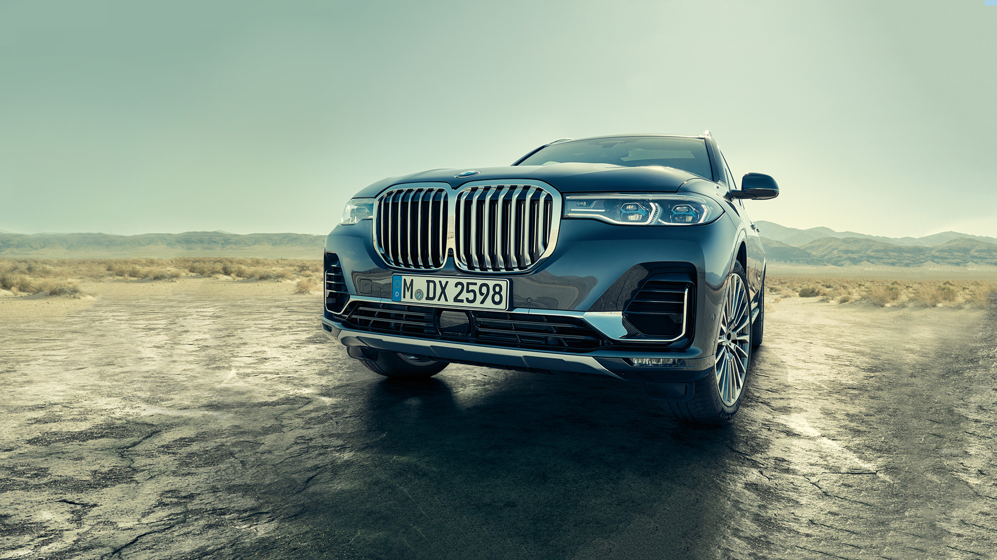 BMW X7 eksterjeras, įstrižas vaizdas iš apačios BMW X7 eksterjeras: įstrižas automobilio priekio vaizdas iš apačios