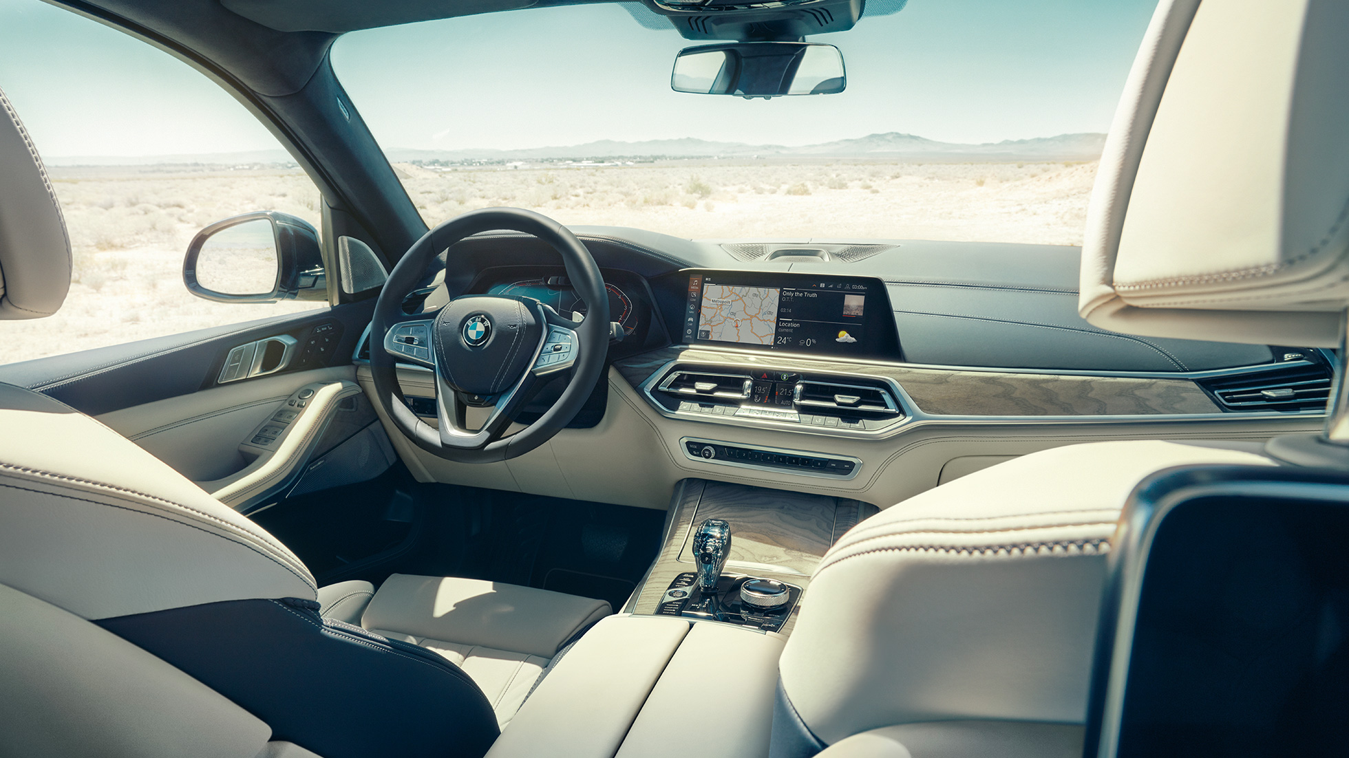 BMW X7 vairuotojo erdvė BMW X7 interjeras, vairuotojo erdvė su sportiniu odiniu vairu, G07 2019