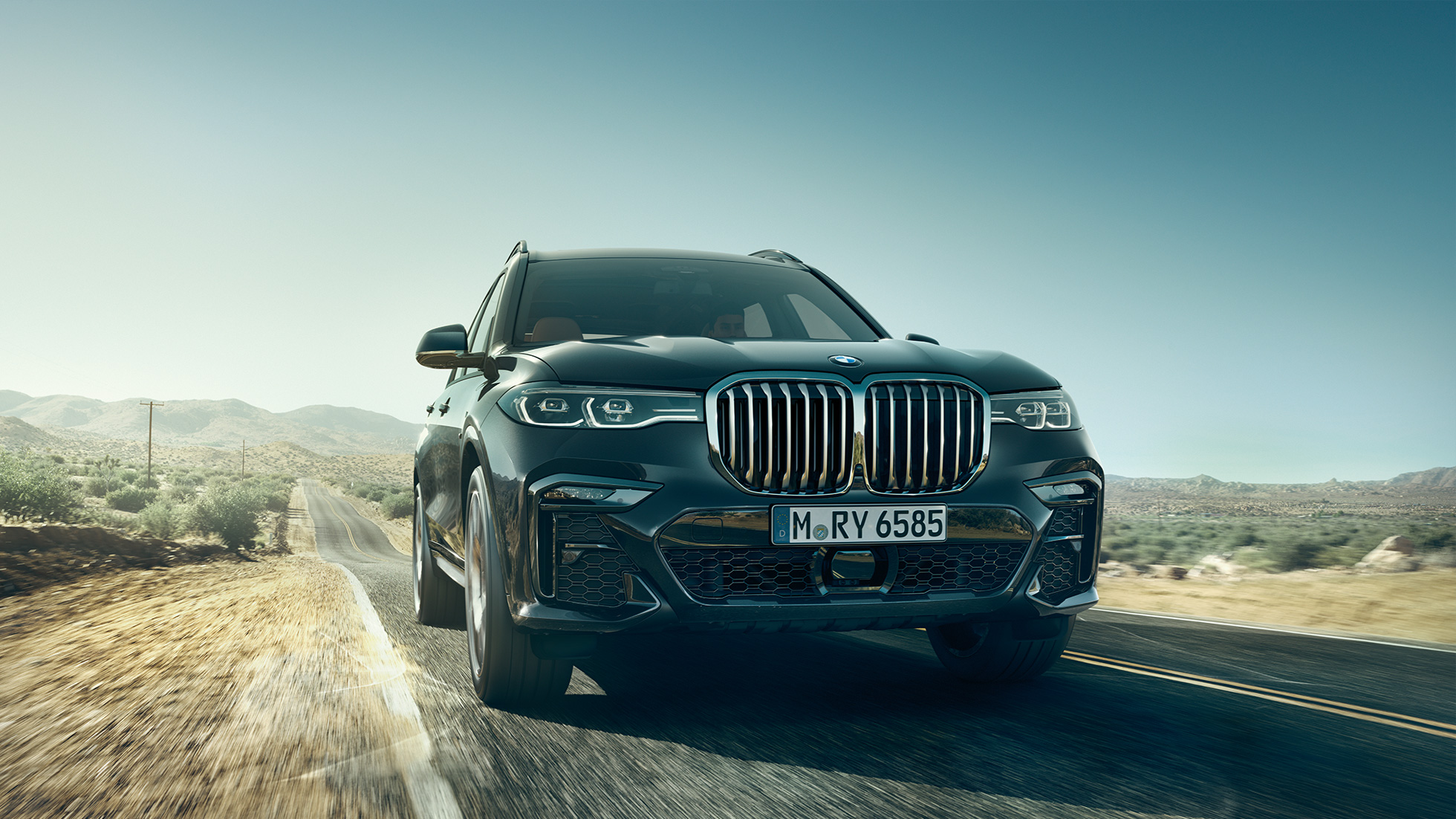 BMW X7 priekis BMW X7 Arctic Grey pilkos spalvos, eksterjeras, priekinis vaizdas iš apačios, G07 2019