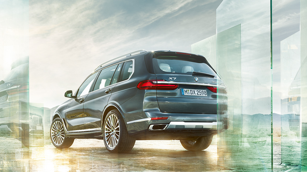 BMW X7 komfortas ir vairavimo dinamika BMW X7 trijų ketvirčių vaizdas iš galo abstrakčiame fone