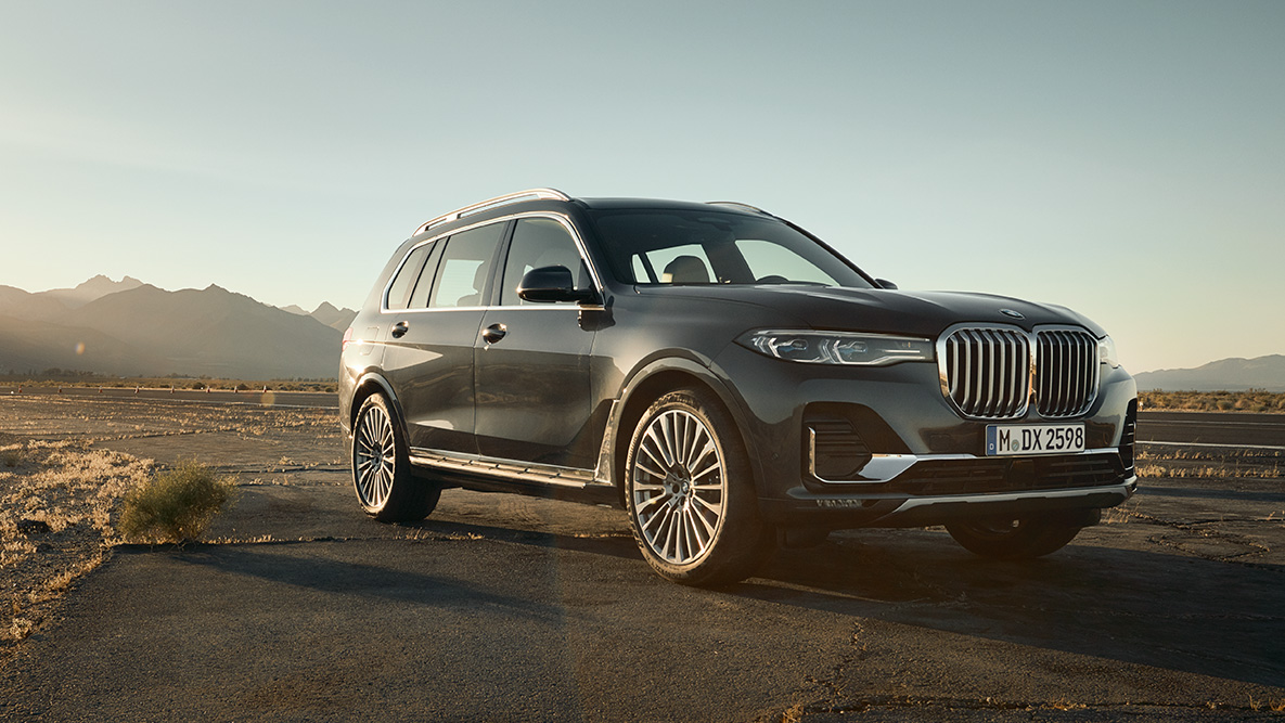 Executive Drive Pro Executive Drive Pro: BMW X7 trijų ketvirčių vaizdas iš priekio dykumos fone