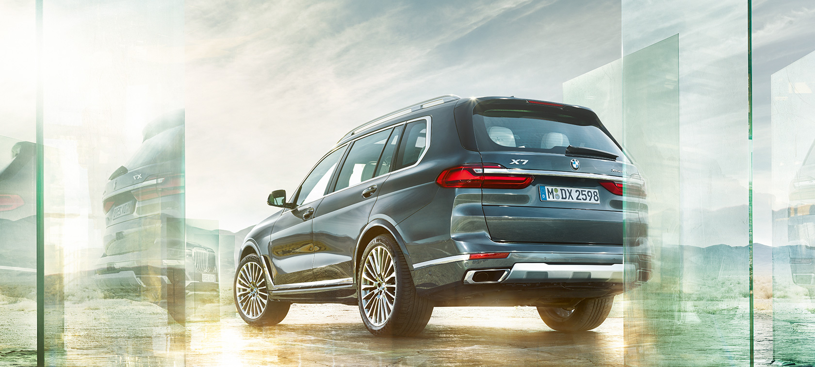 BMW X7, trijų ketvirčių vaizdas iš galo BMW X7 Arctic Grey pilkos spalvos, trijų ketvirčių automobilio vaizdas iš galo dykumos kraštovaizdžio fone. G07 2019