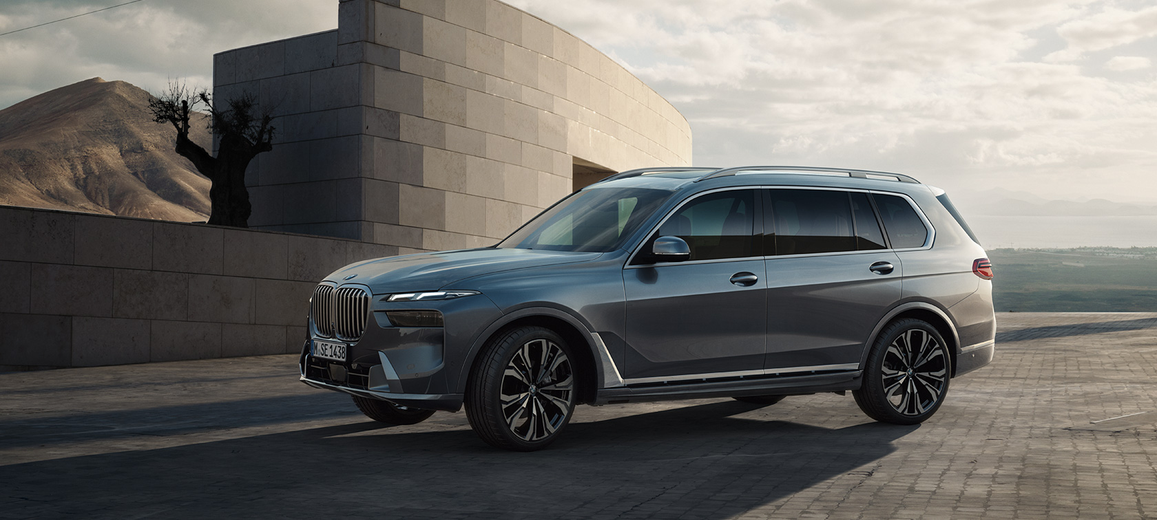 BMW X7 G07 LCI 7/8 vaizdas iš šono pilkos metalizuotos Sparkling Copper Grey spalvos Design Pure Excellence vaizdo įrašas BMW X7 G07 LCI stovinčio automobilio 7/8 vaizdas iš šono pilkos metalizuotos Sparkling Copper Grey spalvos Design Pure Excellence vaizdo įrašas
