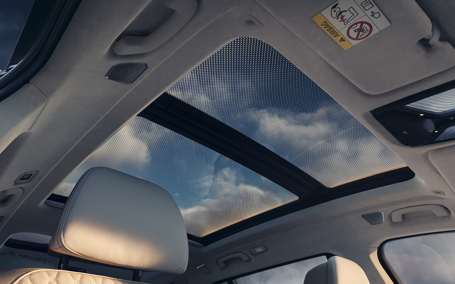 Panoraminis stiklinis stogas vaizdas iš vidaus į stogą BMW X7 G07 LCI