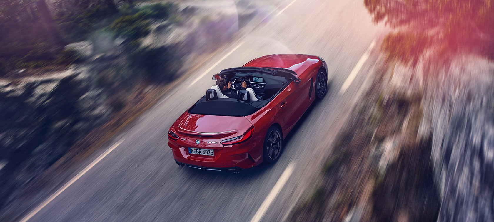 BMW Z4 Roadster iš paukščio skrydžio Keliu važiuojantis BMW Z4 Roadster iš paukščio skrydžio