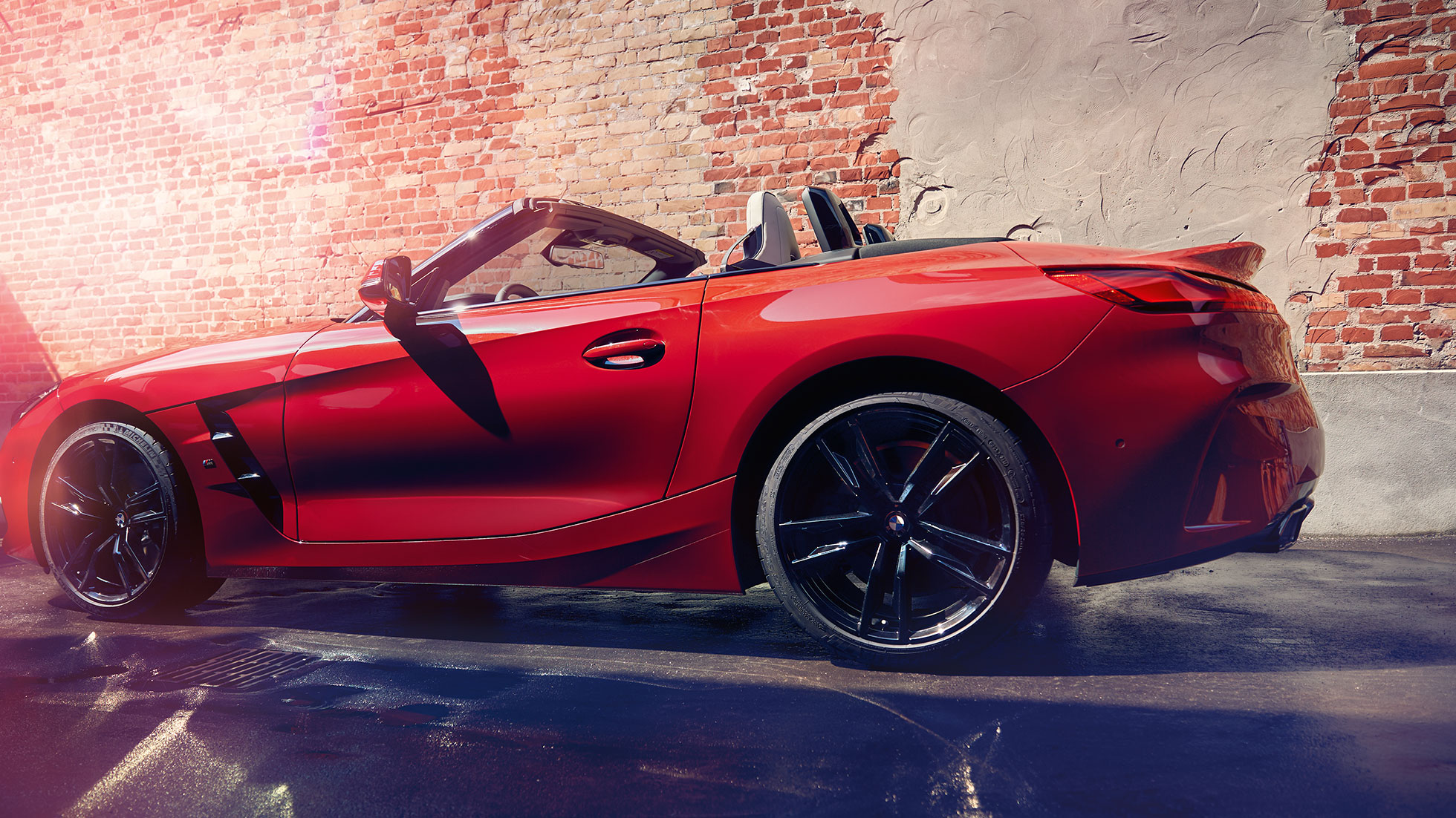 BMW Z4 Roadster vaizdas iš šono BMW Z4 Roadster vaizdas iš šono plytų sienos fone