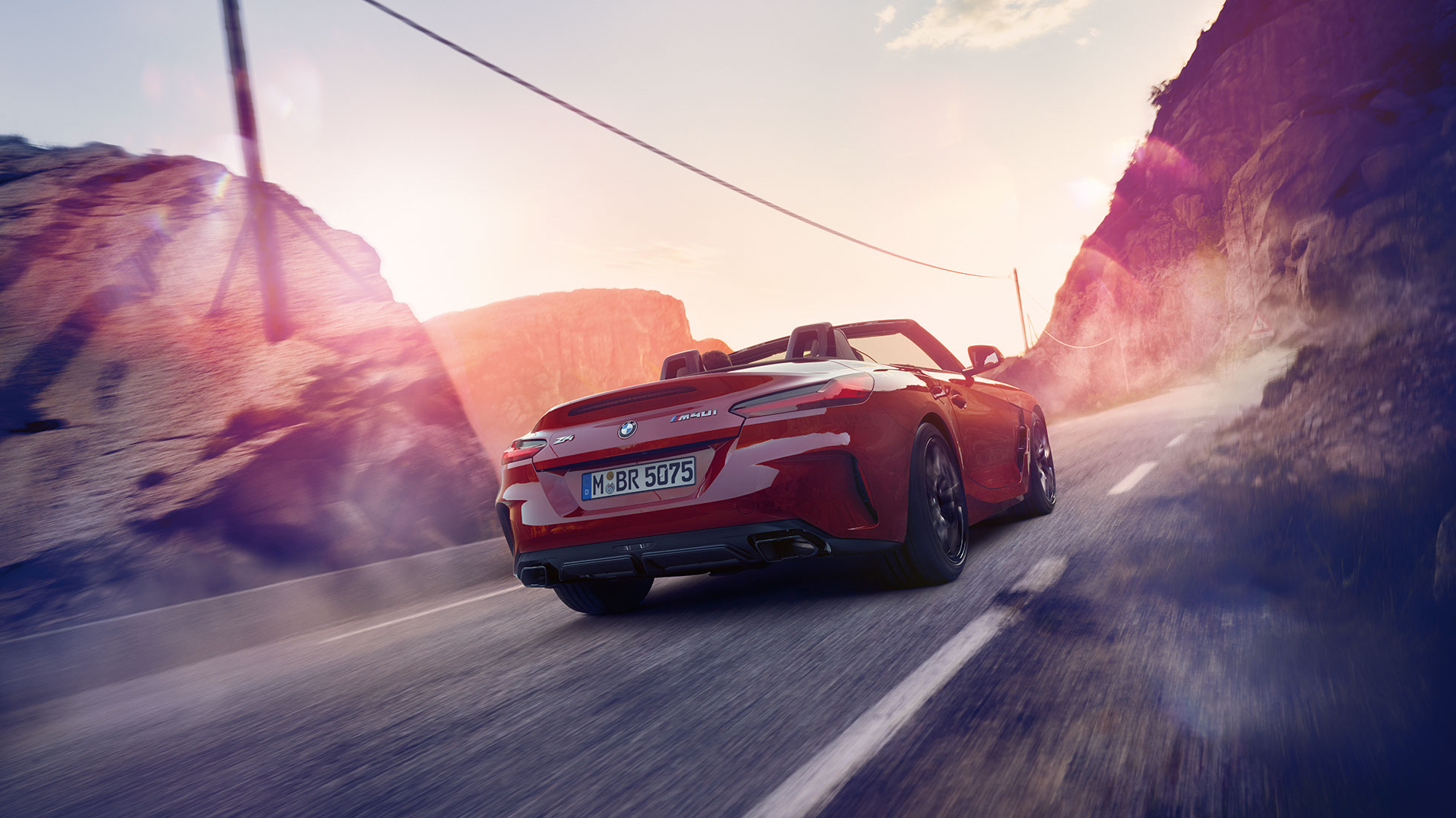 BMW Z4 Roadster vaizdas iš galo BMW Z4 Roadster vaizdas iš galo užmiesčio kelyje