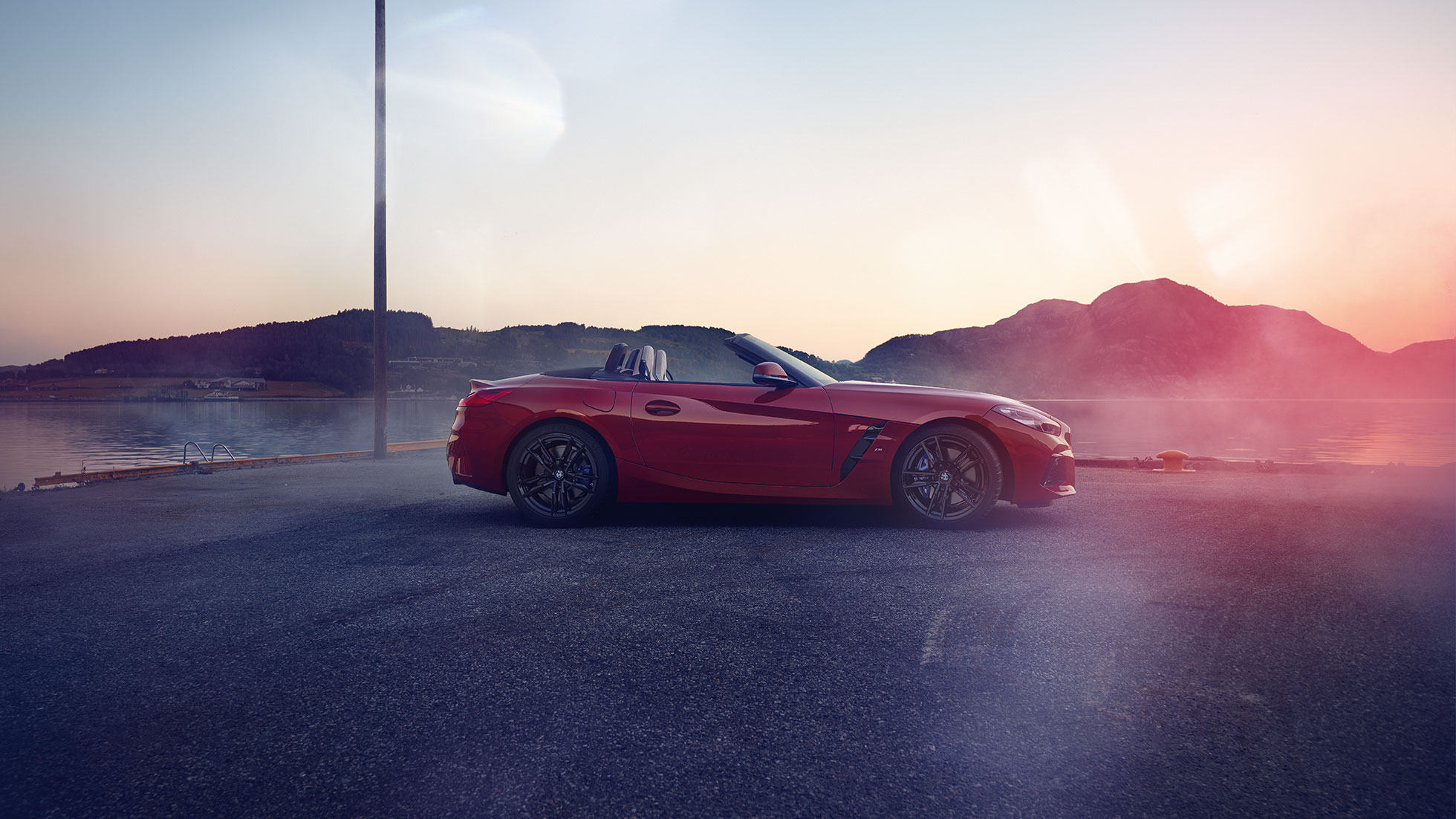 BMW Z4 Roadster vaizdas iš šono BMW Z4 Roadster vaizdas iš šono kalnų fone