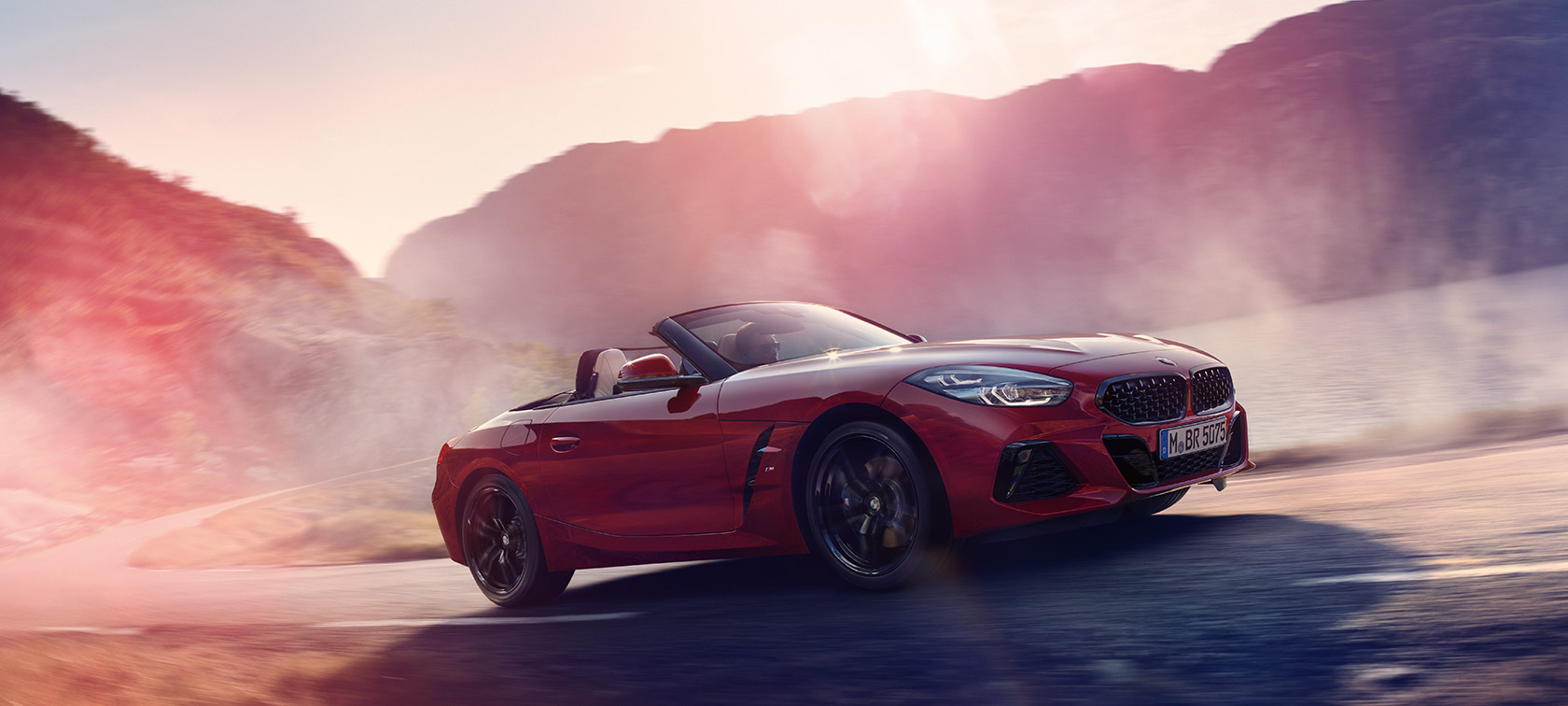Keliu važiuojantis BMW Z4 Roadster BMW Z4 Roadster važiuoja įkalne