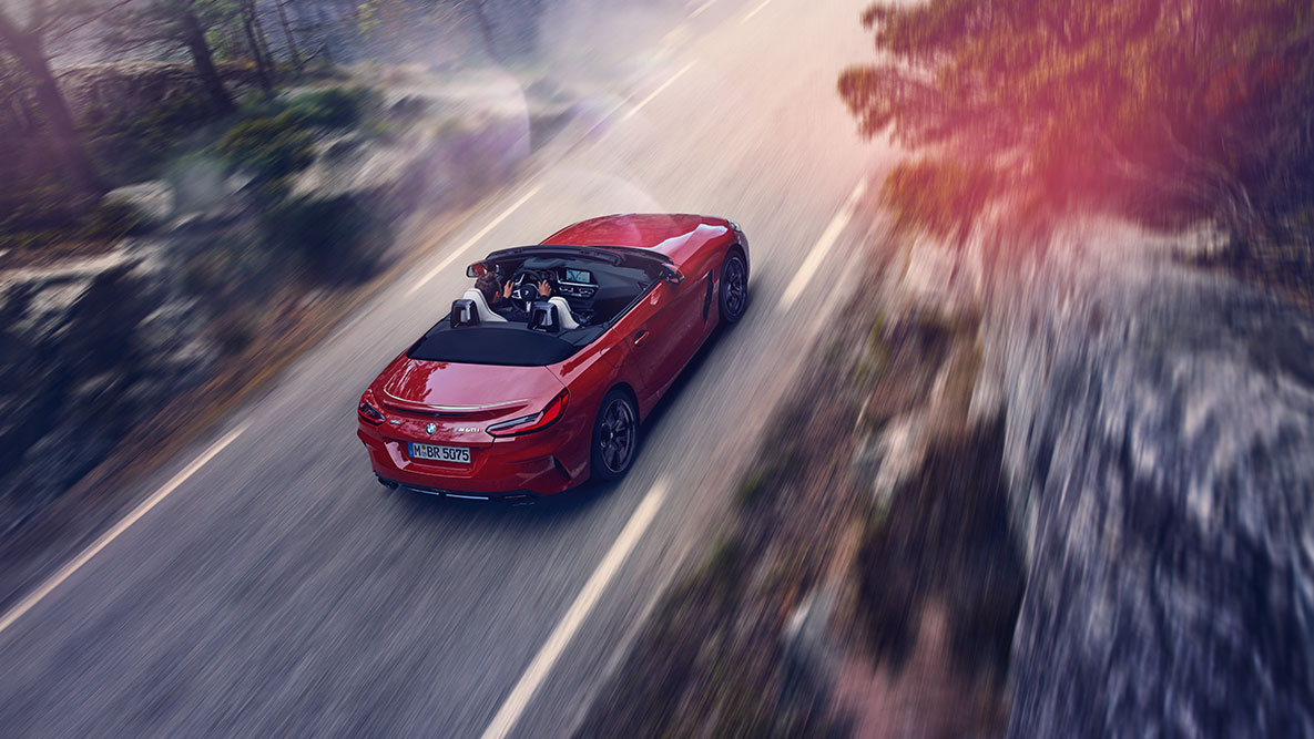 Keliu važiuojančio BMW Z4 Roadster vaizdas Keliu važiuojančio BMW Z4 Roadster vaizdas iš paukščio skrydžio