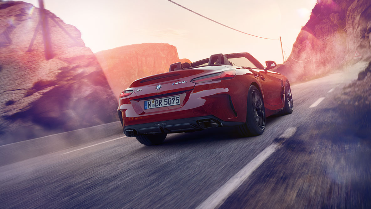 BMW Z4 Roadster galas Važiuojančio BMW Z4 vaizdas iš galo