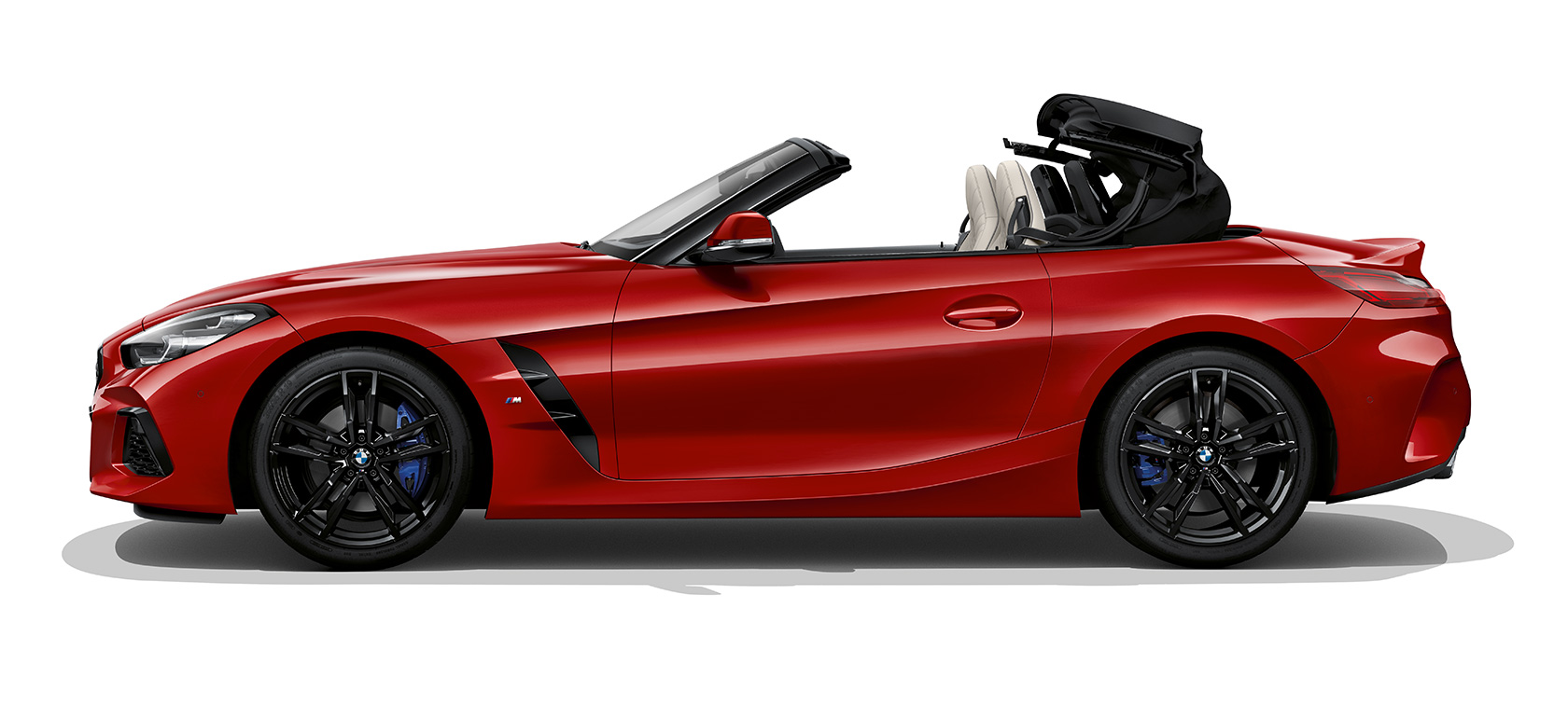 BMW Z4 Roadster (G29) vaizdas iš šono Pakeliamas BMW Z4 Roadster (G29) stogas, vaizdas iš šono