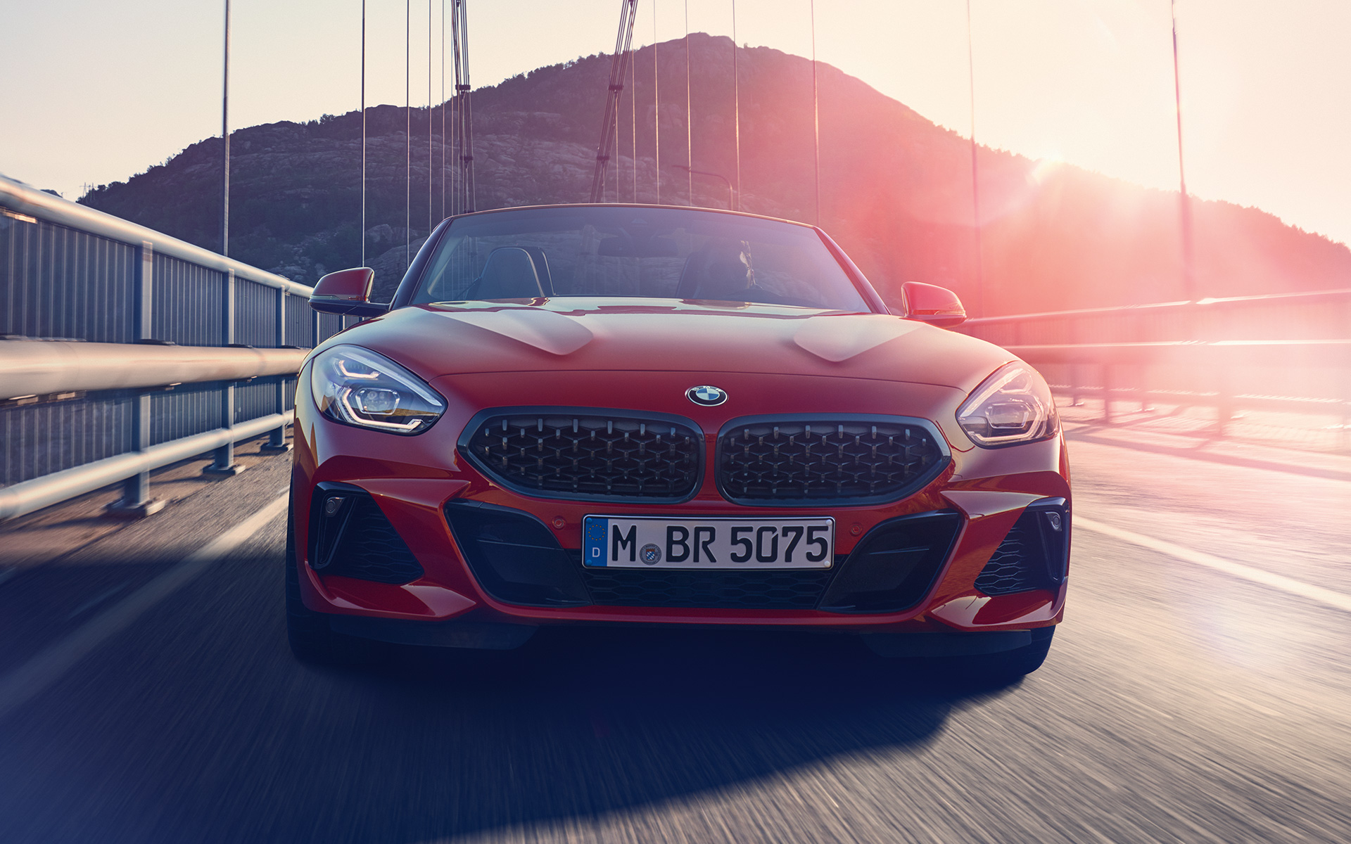 Tiltu važiuojantis BMW Z4 Roadster (G29) Vaizdas iš priekio BMW Z4 Roadster (G29) ant tilto