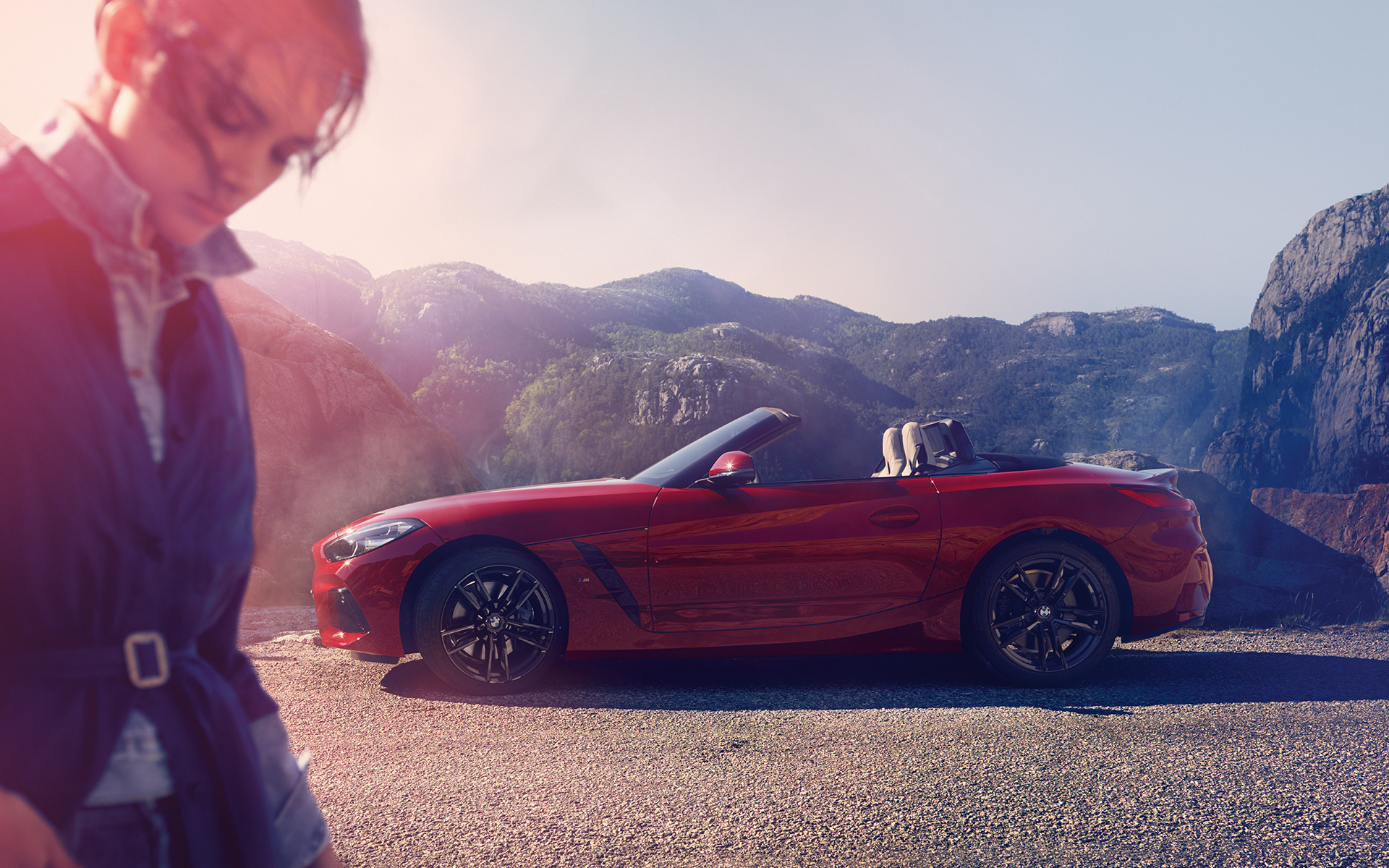 BMW Z4 Roadster (G29) kalnų fone Modelis ir BMW Z4 Roadster (G29) kalnų fone