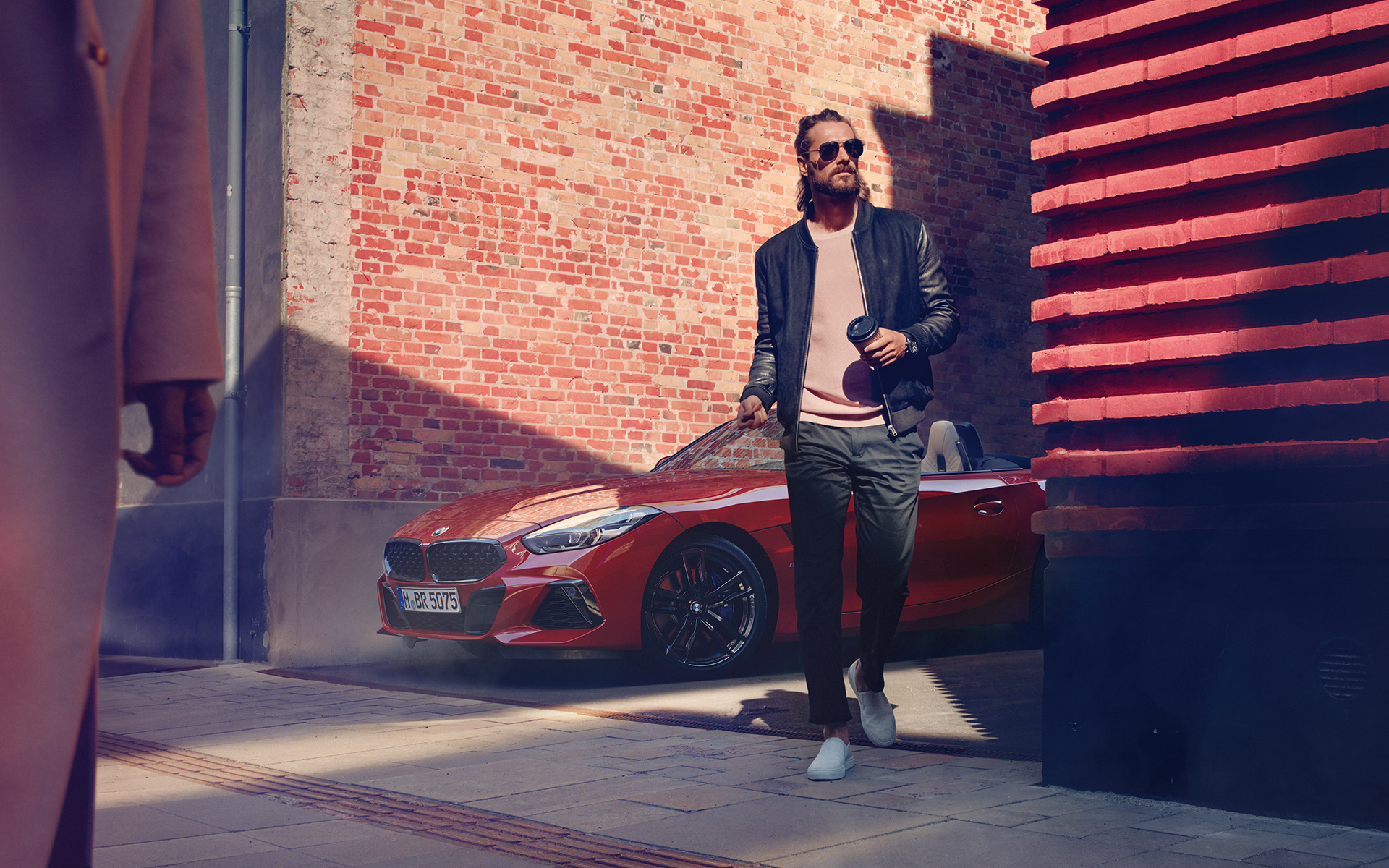 BMW Z4 Roadster (G29) gatvėje Vyras gatvėje priešais BMW Z4 Roadster (G29) automobilį