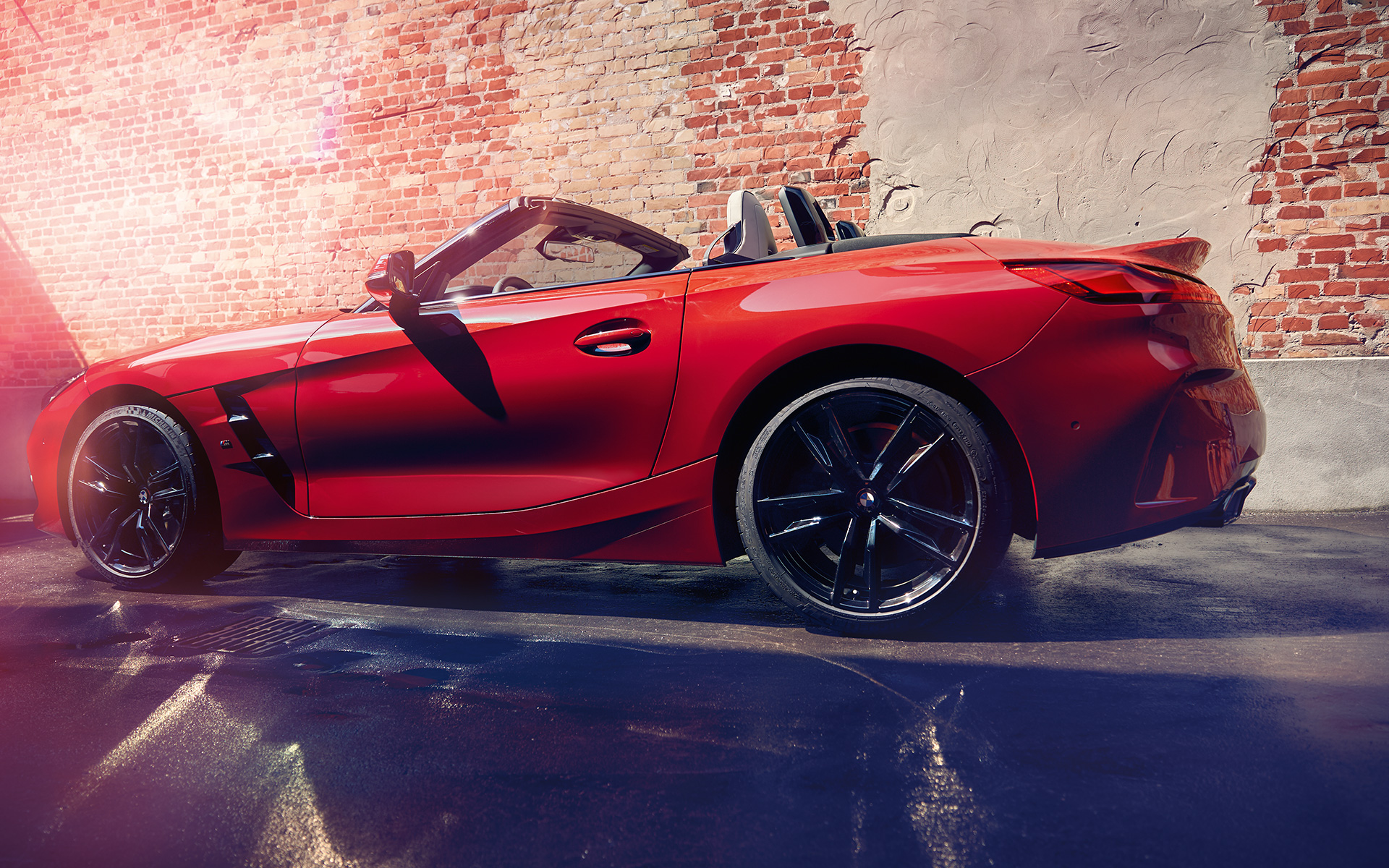BMW Z4 Roadster (G29) vaizdas iš šono BMW Z4 Roadster (G29) vaizdas iš šono plytų sienos fone