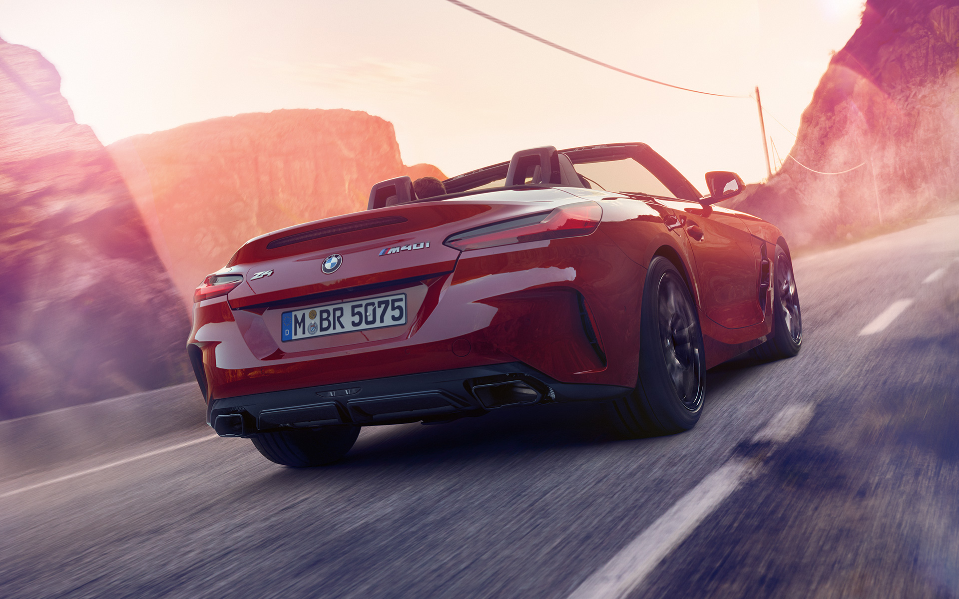BMW Z4 Roadster (G29) vaizdas iš galo BMW Z4 Roadster (G29) vaizdas iš galo užmiesčio kelyje
