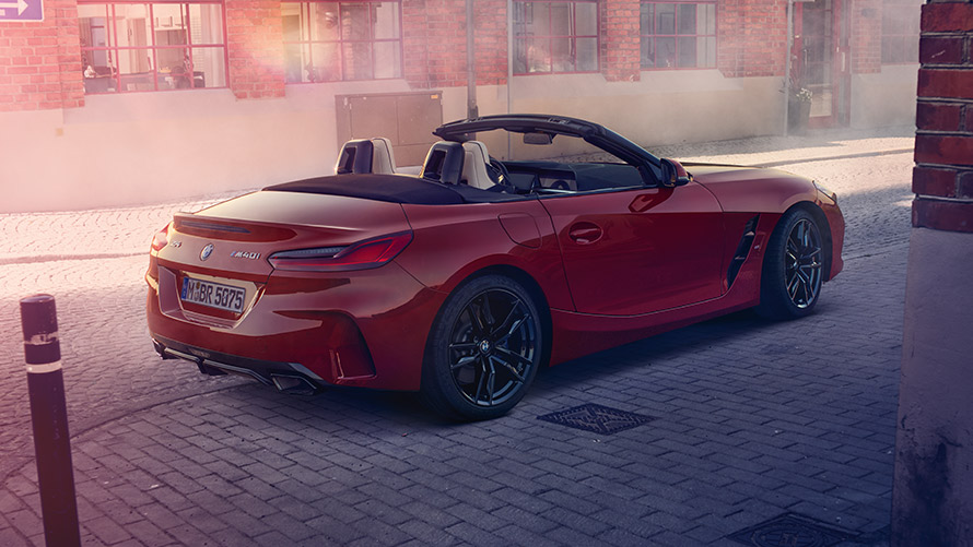 BMW Z4 Roadster (G29) vaizdas iš šono gatvėje BMW Z4 Roadster (G29) vaizdas iš šono gatvėje