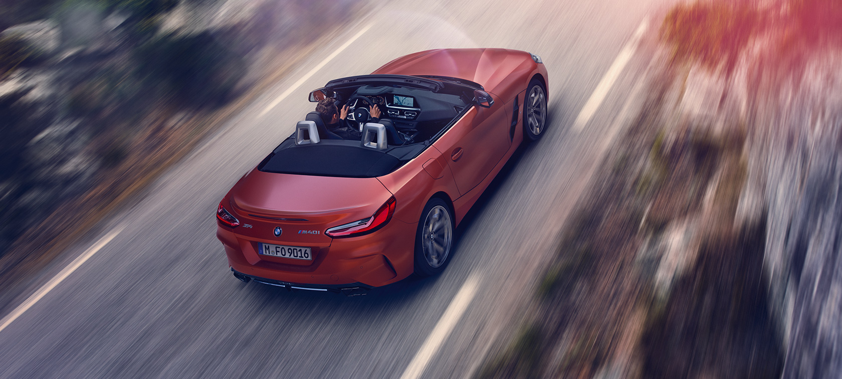 BMW Z4 Roadster (G29) važiuojančio automobilio trijų ketvirčių galinis vaizdas iš paukščio skrydžio BMW Z4 Roadster (G29) važiuojančio automobilio trijų ketvirčių galinis vaizdas iš paukščio skrydžio