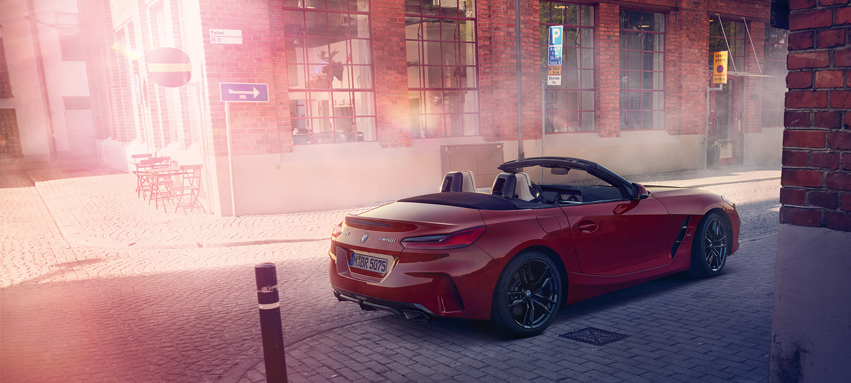 BMW Z4 Roadster (G29) su atviru stogu BMW Z4 M40i Roadster (G29) trijų ketvirčių vaizdas iš galo su atviru stogu