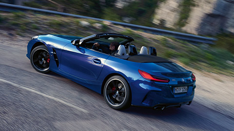 BMW Z4 M40i Roadster (G29) važiuojančio automobilio trijų ketvirčių vaizdas iš galo BMW Z4 M40i Roadster (G29) važiuojančio automobilio trijų ketvirčių vaizdas iš galo