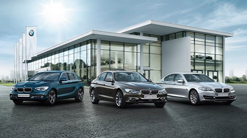 BMW naudoti automobiliai stovintys BMW atstovybės fone  BMW naudoti automobiliai stovintys BMW atstovybės fone