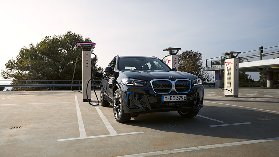 BMW Įkrovimas BMW grupės tvarumo strategijos apžvalga Aplinkosauga BMW grupės tvarumo strategija Aplinka BMW įkrovimas BMW automobilis įkrovimo stotelėje