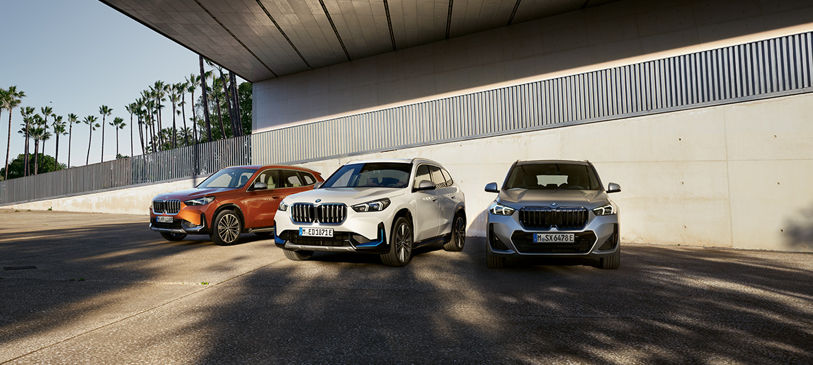 Produktų asortimentas BMW grupės tvarumo strategija Aplinkosauga BMW grupės tvarumo strategija Aplinka Produktų asortimentas trys BMW automobiliai stovi vienas šalia kito po pervaža