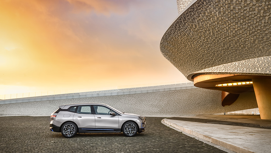 Tikslai 2025 BMW grupės tvarumo strategijos apžvalga BMW grupės tvarumo strategijos Tikslai 2025 Stovinčio BMW automobilio vaizdas