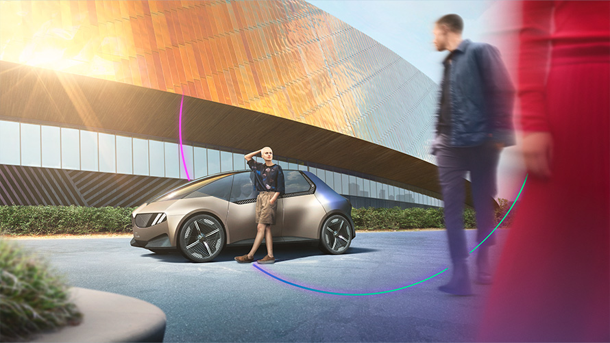 Tikslai 2050 BMW grupės tvarumo strategijos apžvalga BMW grupės tvarumo strategijos apžvalga Tikslai 2050 Vyras ir moteris priešais koncepcinį BMW automobilį